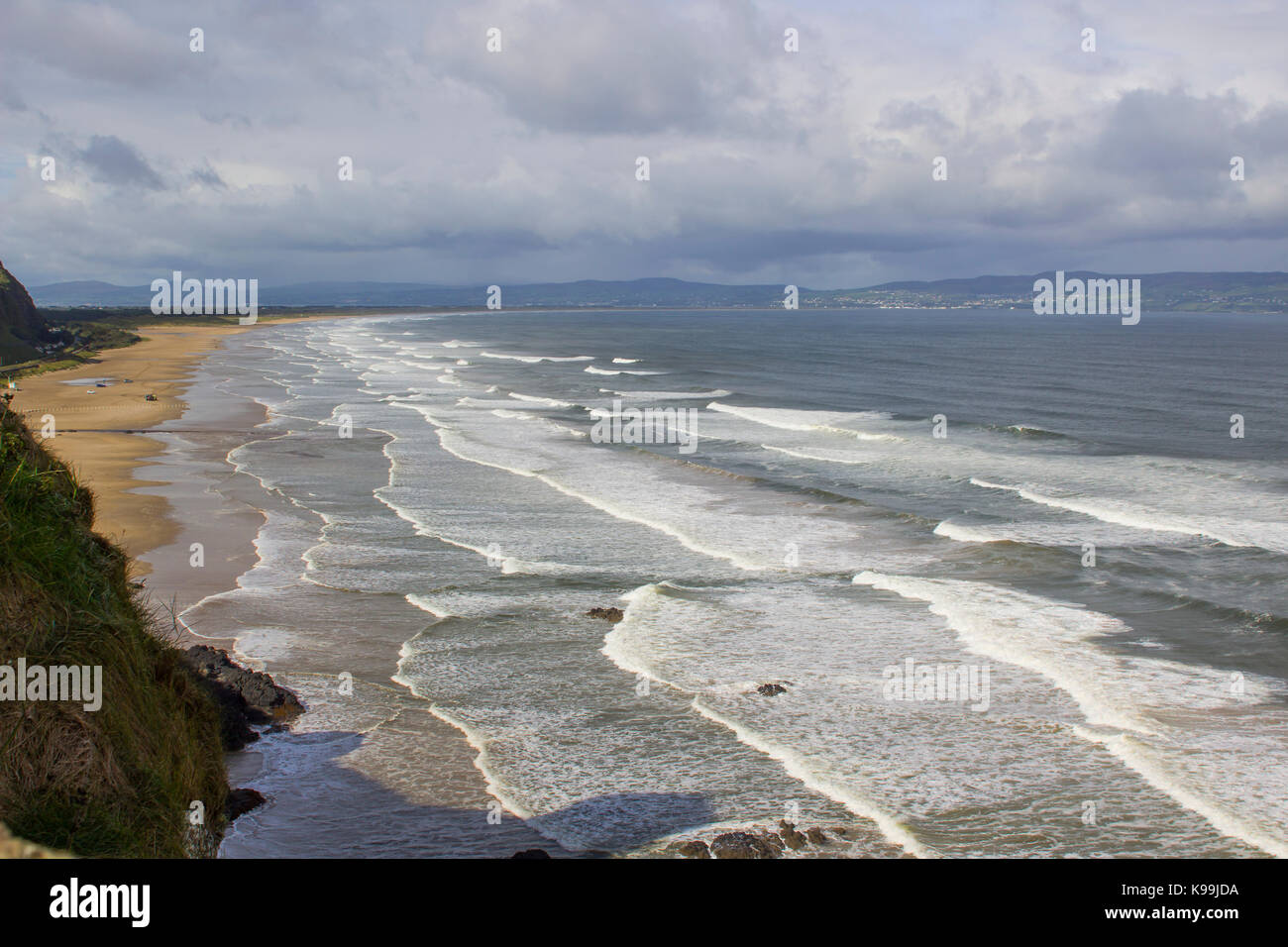 Eine Ansicht der Downhill Beach von der Klippe in Mussenden Temple im Downhill Demesne in der Grafschaft Londonderry in Nordirland Stockfoto