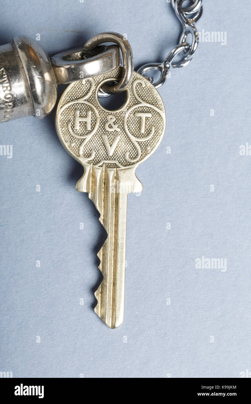 Pfeifen, Schlüssel und Kette, Manchester City Polizei, durch Hudson und Co. Schlüssel, die von H und T Vaun, Mildenhall. Stockfoto