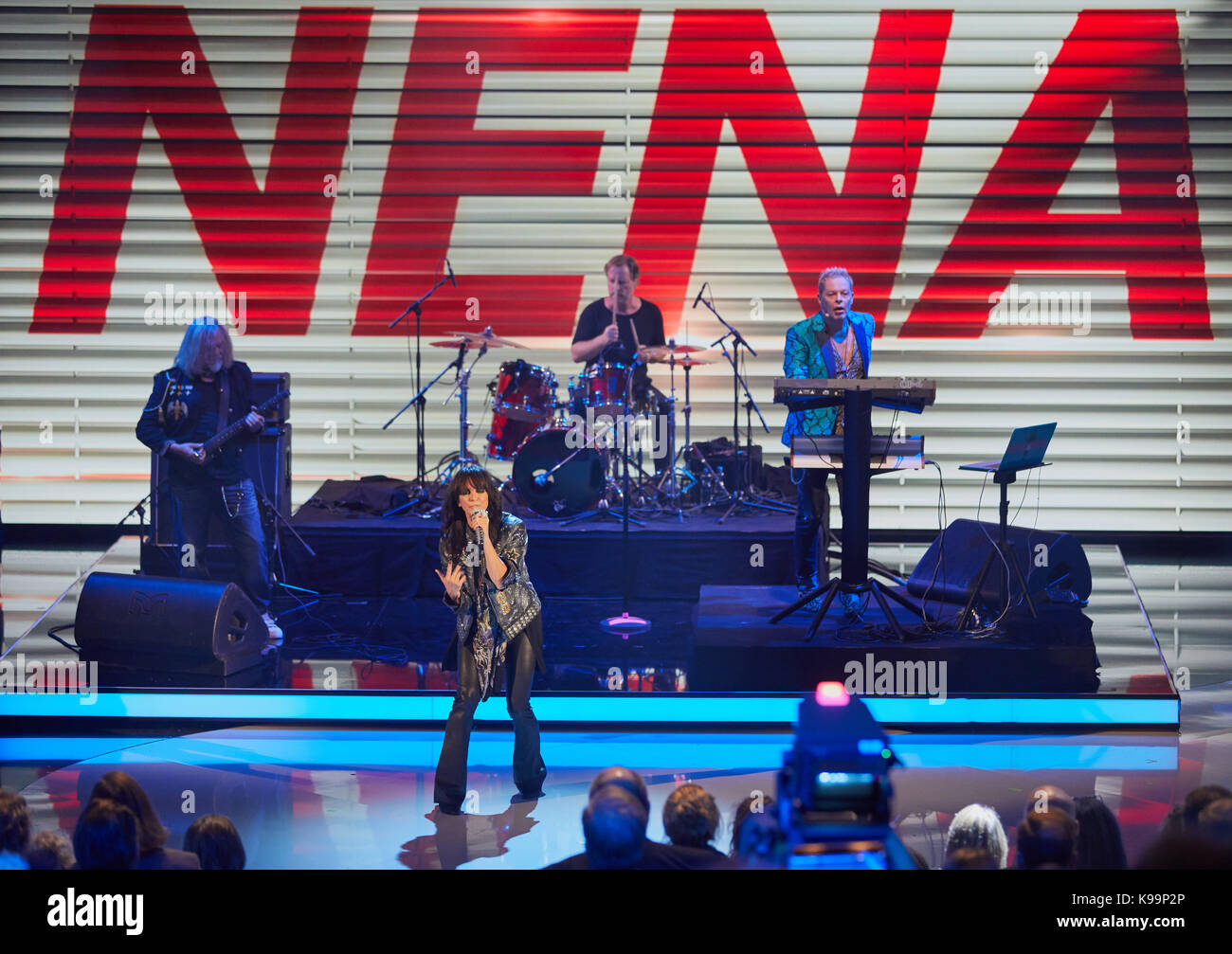 Nena (2 l) und ihre letzte Band Mitglieder Jürgen Dehmel (L-R), Rolf Brendel und Uwe Fahrenkrog-Petersen durchführen, während der Dreharbeiten der TV-Show "Nena - Nichts versaeumt" (Lit. 'Nichts verpasst") in Hamburg, Deutschland, 21. September 2017. Die Show wird anlässlich des 40-jährigen Bühnenjubiläums von Nena am 7. Oktober 2017 im ZDF laufen. Foto: Georg Wendt/dpa Stockfoto