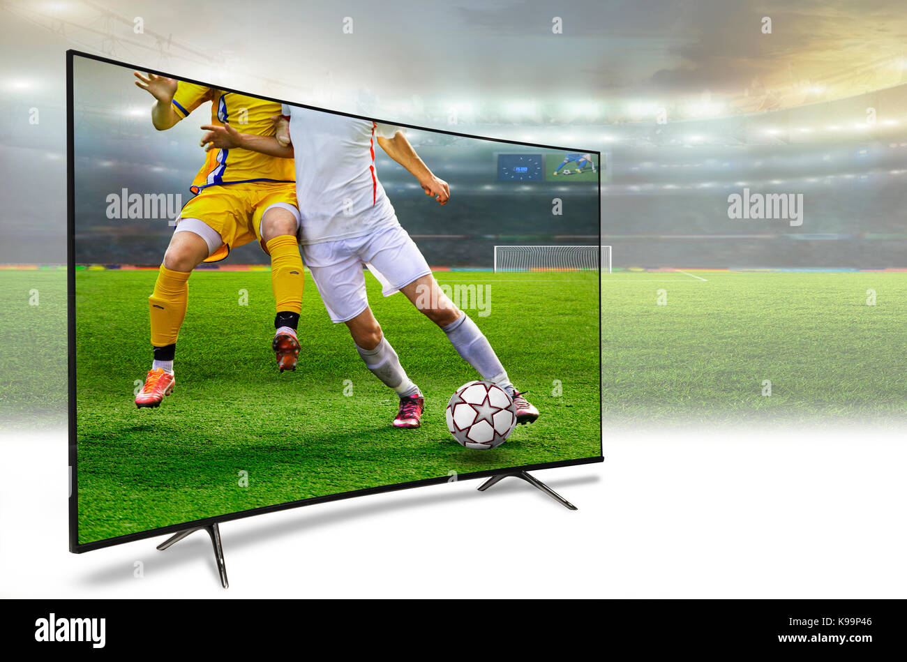 Liquid Crystal Monitor auf dem Hintergrund des Stadions sendet das Match am Abend Zeit der Weltmeisterschaft 2018 Stockfoto