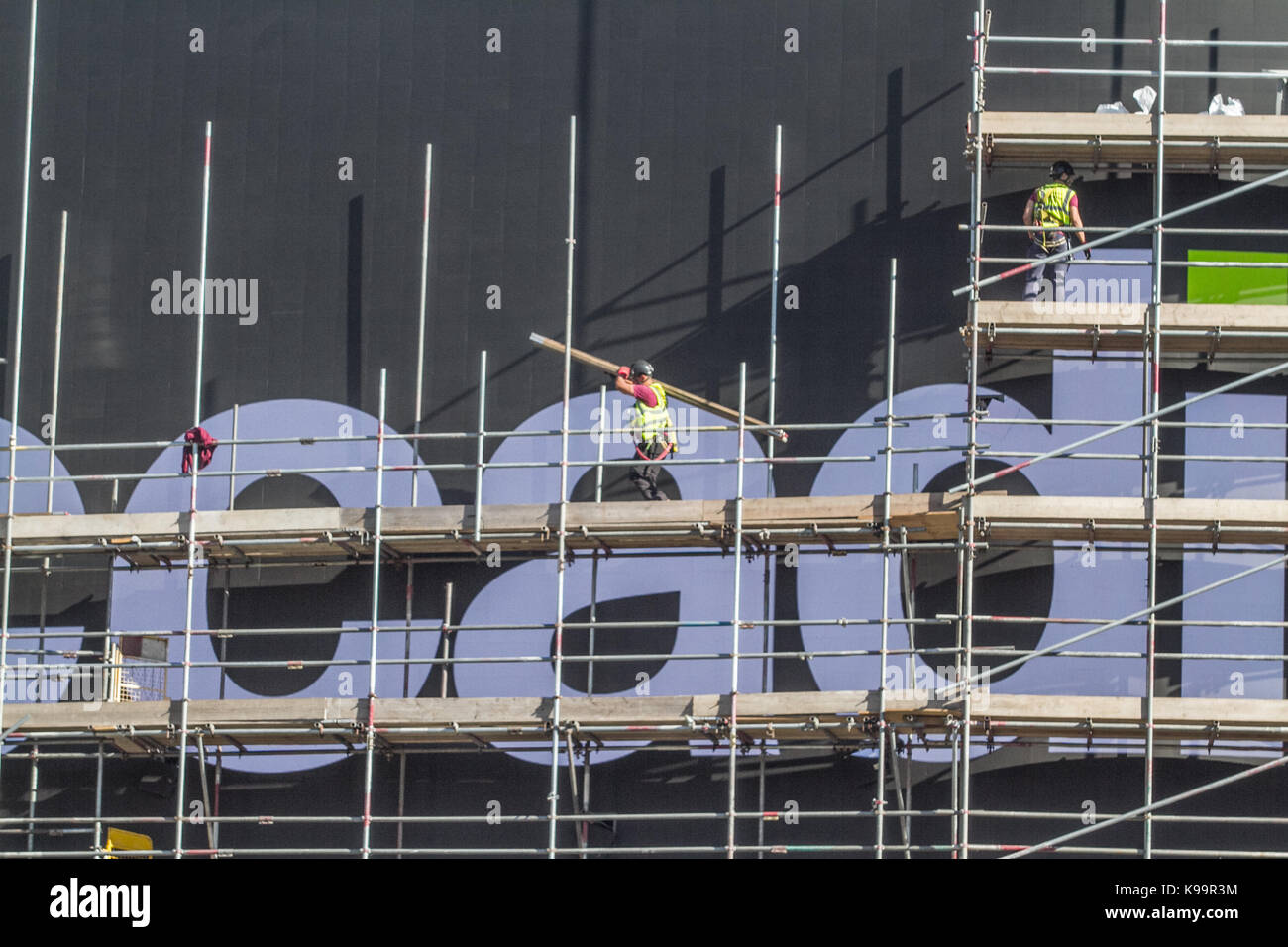 London, Großbritannien. 22 Sep, 2017. Arbeitnehmer das Gerüst für den neuen Riesen Werbung, die in einer High tech Upgrade 4K LED-Bildschirm in der Lage hosting live Videos, Wetter, Nachrichten und Sport Ergebnisse entfernen, neben den in Echtzeit social media Feeds die Rechtschreibung # Piccadilly, bevor der Bildschirm ist im Herbst zu offenbaren. Der neue Bildschirm ist ersetzt worden und wird Europas größte digitale geworden, ultra-high definition gebogene Leinwand 8,500 sq ft (790 m2) wird im Herbst 2017 vorgestellt werden. Credit: Amer ghazzal/Alamy leben Nachrichten Stockfoto