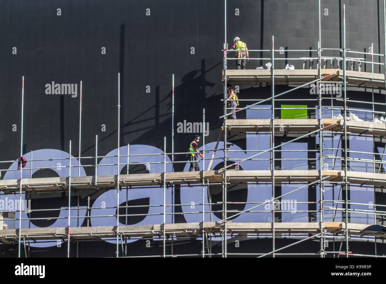 London, Großbritannien. 22 Sep, 2017. Arbeitnehmer das Gerüst für den neuen Riesen Werbung, die in einer High tech Upgrade 4K LED-Bildschirm in der Lage hosting live Videos, Wetter, Nachrichten und Sport Ergebnisse entfernen, neben den in Echtzeit social media Feeds die Rechtschreibung # Piccadilly, bevor der Bildschirm ist im Herbst zu offenbaren. Der neue Bildschirm ist ersetzt worden und wird Europas größte digitale geworden, ultra-high definition gebogene Leinwand 8,500 sq ft (790 m2) wird im Herbst 2017 vorgestellt werden. Credit: Amer ghazzal/Alamy leben Nachrichten Stockfoto