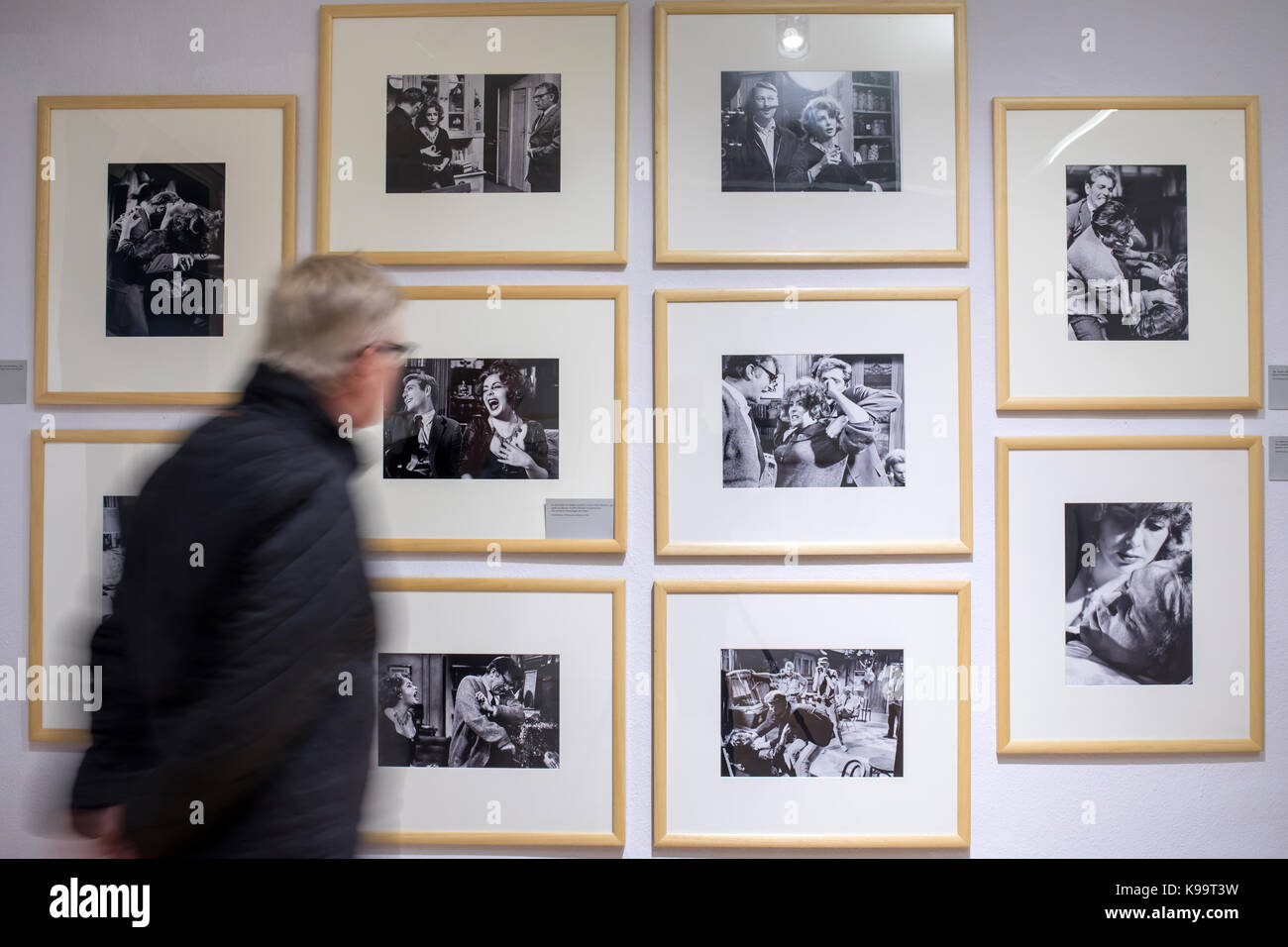 Apolda, Deutschland. 22 Sep, 2017. Ein Mensch sieht auf Fotos von Liz Taylor an der Ausstellung "Ikonen der Leinwand" (Lit. Symbole auf dem Bildschirm") mit Fotos von Milton H. Greene und Bob Willoughby im Kunsthaus Apolda Ausstellungshalle in Apolda, Deutschland, 22. September 2017. Zwischen 24. September und 17. Dezember 2017, mehr als 150 Schwarzweiß- und Farbfotos von Hollywood Schauspieler Audrey Hepburn, Liz Taylor, Grace Kelly und Marlene Dietrich von 1950 bis 1972 ausgestellt. Foto: Arifoto ug/Michael Reichel/dpa-Zentralbild/dpa Quelle: dpa Picture alliance/Alamy leben Nachrichten Stockfoto