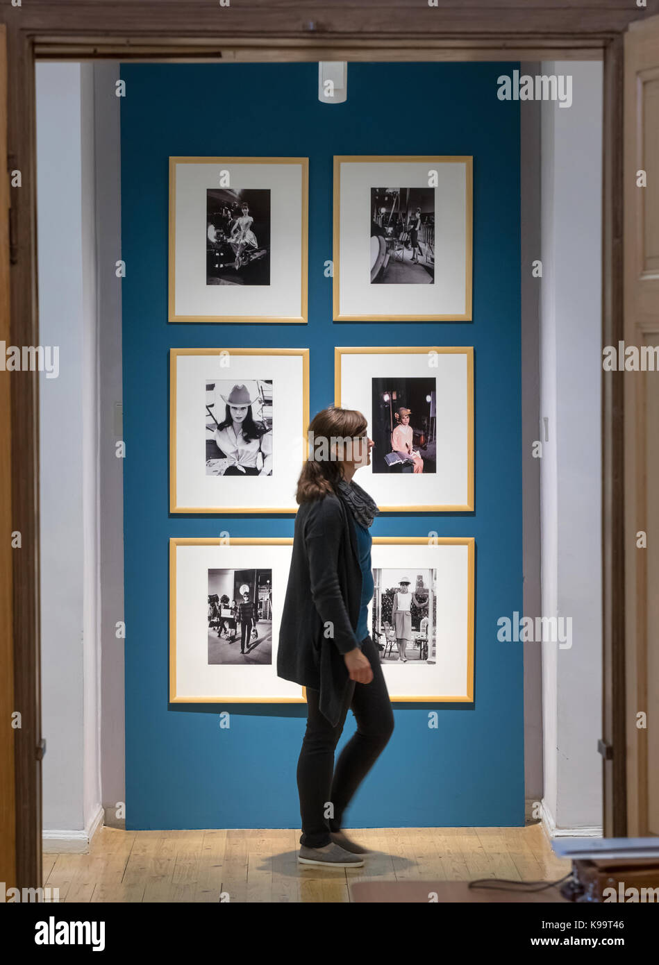 Apolda, Deutschland. 22 Sep, 2017. Eine Frau schaut sich die Ausstellung "Ikonen der Leinwand" (Lit. Symbole auf dem Bildschirm") mit Fotos von Milton H. Greene und Bob Willoughby im Kunsthaus Apolda Ausstellungshalle in Apolda, Deutschland, 22. September 2017. Zwischen 24. September und 17. Dezember 2017, mehr als 150 Schwarzweiß- und Farbfotos von Hollywood Schauspieler Audrey Hepburn, Liz Taylor, Grace Kelly und Marlene Dietrich von 1950 bis 1972 ausgestellt. Foto: Arifoto ug/Michael Reichel/dpa-Zentralbild/dpa Quelle: dpa Picture alliance/Alamy leben Nachrichten Stockfoto