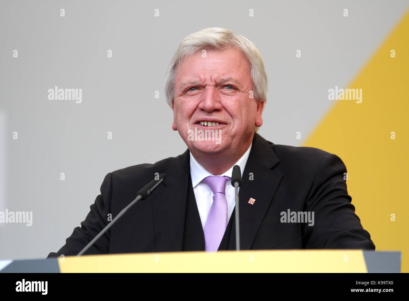 Gießen, Deutschland. September 2017. Volker Bouffier, Ministerpräsident des landes Hessen, spricht bei der Wahlkampfveranstaltung von Bundeskanzlerin Angela Merkel, Vorsitzende der Christlich Demokratischen Union, zu den Bundestagswahlen (24. September 2017) am Brandplatz in Gießen. Quelle: Christian Lademann Stockfoto