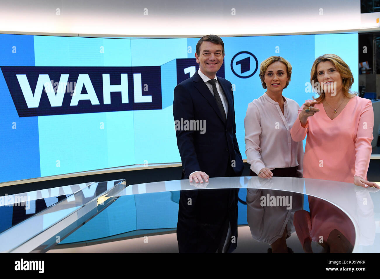 Berlin, Deutschland. 22 Sep, 2017. Die Moderatoren Jörg Schoenenborn (L-R), Caren Miosga und Tina Hassel in der ARD TV-Studio auf dem deutschen Bundestagswahl 2017 in Berlin, Deutschland, 22. September 2017. Credit: Maurizio Gambarini/dpa/Alamy leben Nachrichten Stockfoto