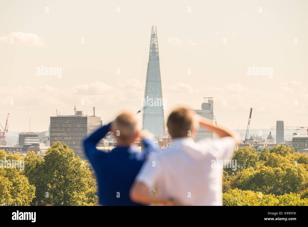 London, Großbritannien. 22. September 2017. Großbritannien: Londoner Wetter genießen Sie die warme Sonne von oben Primrose Hill am ersten Tag des Herbstes. Credit: Guy Corbishley/Alamy leben Nachrichten Stockfoto