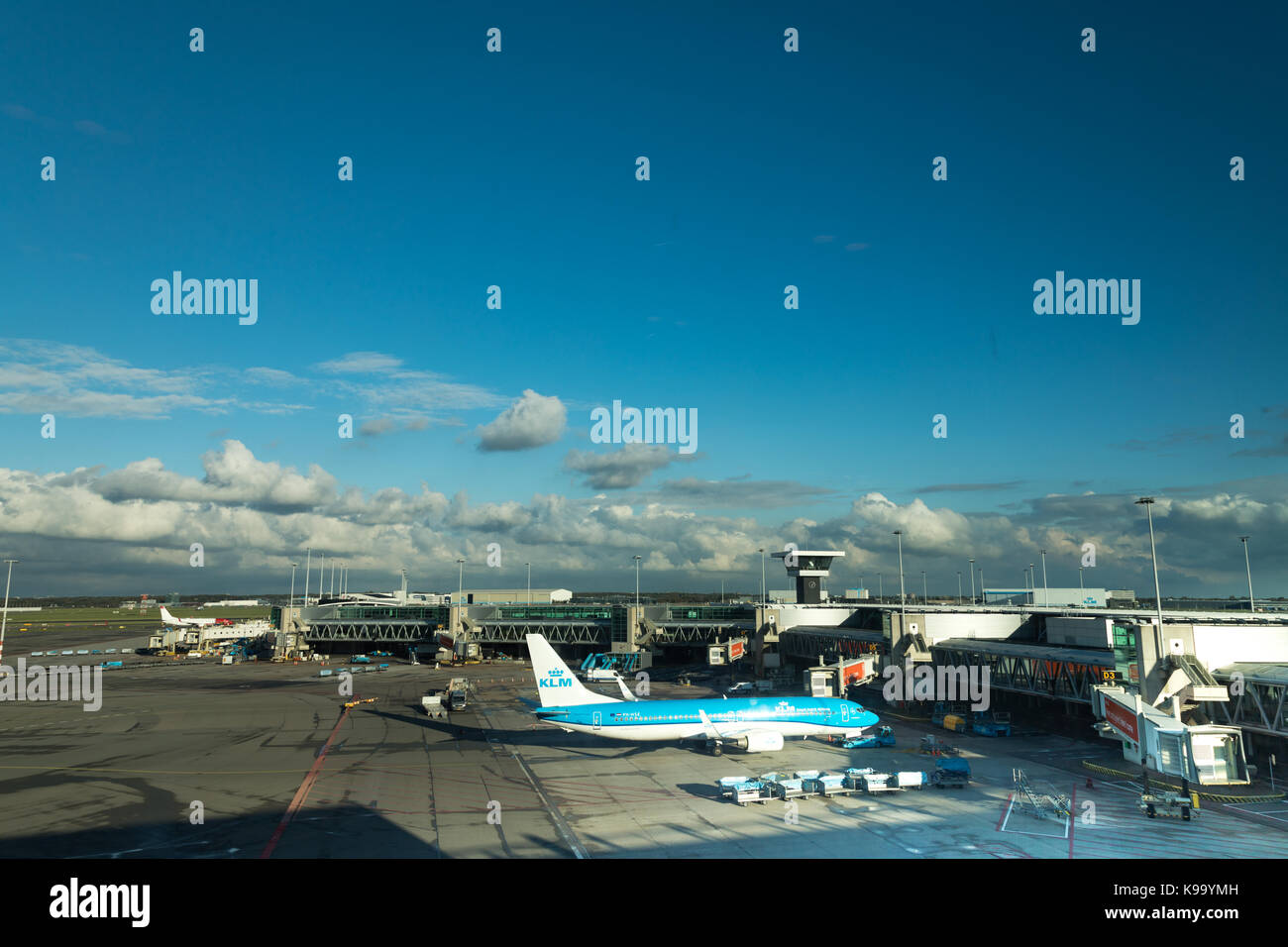 Der Flughafen Schiphol, Amsterdam, Niederlande. 22 Sep, 2017. Wetter: Sonnig mit einigen leichten Cloud auf trockenen Tag in Amsterdam Credit: WansfordPhoto/Alamy leben Nachrichten Stockfoto