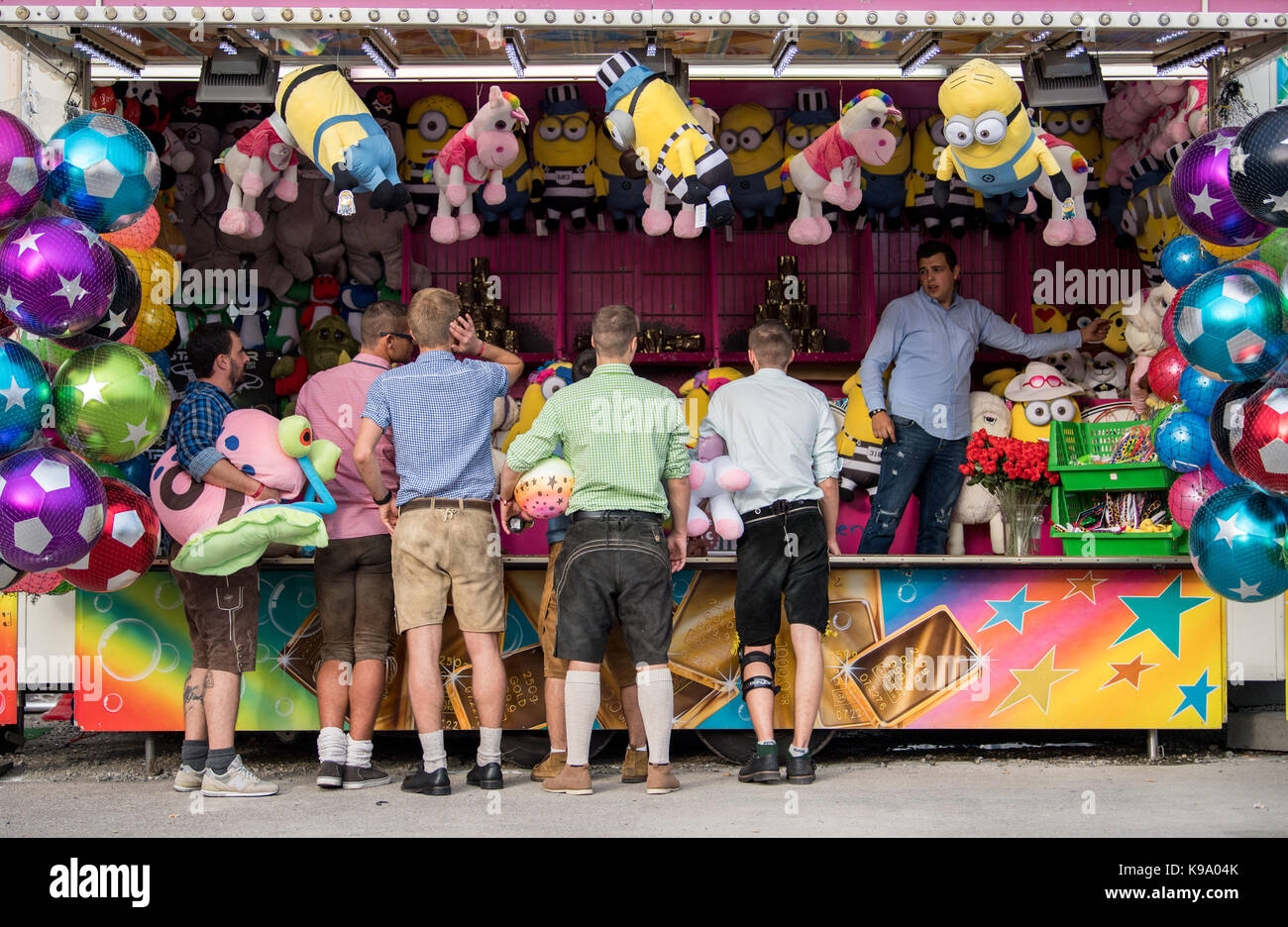 Stuttgart, Deutschland. 22 Sep, 2017. Besucher stehen vor einem Coconut shy am Eröffnungstag der 172Nd Cannstatter Volksfest in Stuttgart, Deutschland, 22. September 2017. Das Cannstatter Volksfest findet statt vom 22. September bis 08. Oktober 2017 Auf dem Cannstatter Wasen. Credit: Sebastian Gollnow/dpa/Alamy leben Nachrichten Stockfoto