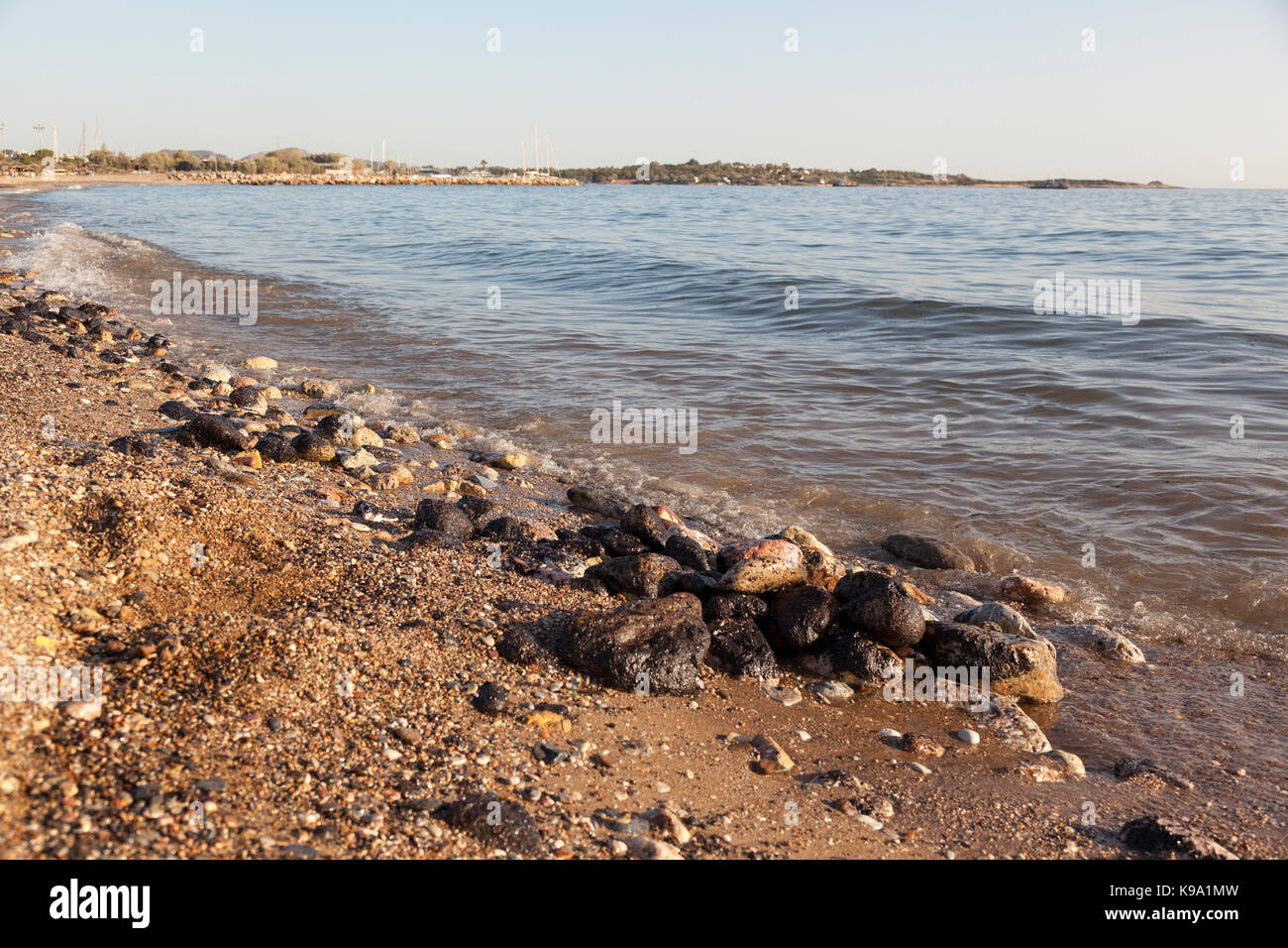 Der Strand von Glyfada (Saronischer Golf, Athen, Griechenland) während der Tage der Ölpest. Schwimmen ist im Bereich verboten. Stockfoto