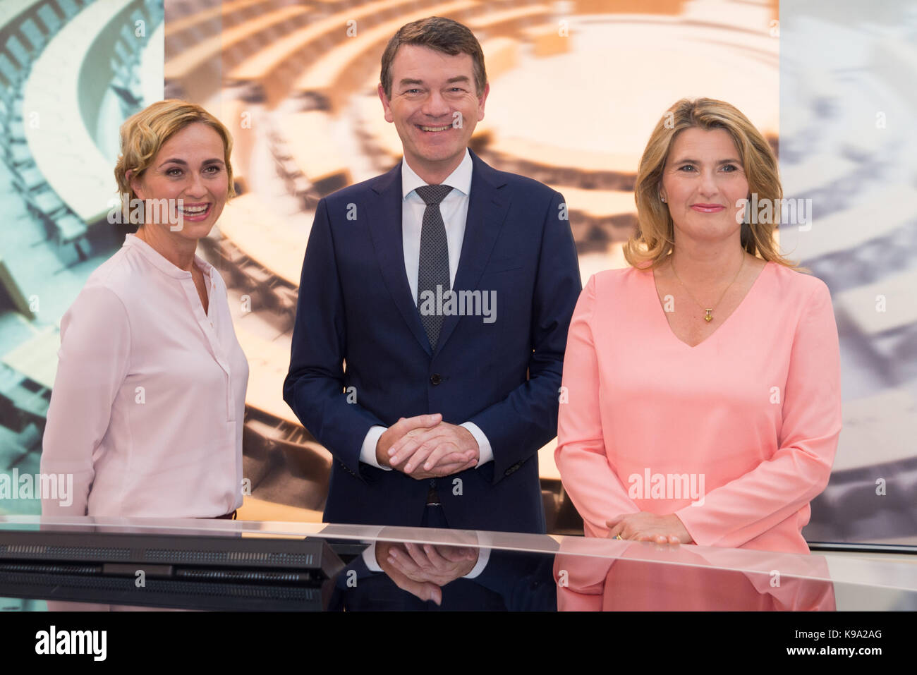 Berlin, Deutschland. 22 Sep, 2017. Caren Miosga, Joerg Schoenenborn, Tina Hassel (Moderator), 22.09.2017, Foto und drücken Sie die Taste Datum des ARD-Hauptstadtstudios sollen sie kuenftig, Wahl 2017, Bundestagswahl 2017, Quelle: Uwe Koch/Alamy leben Nachrichten Stockfoto