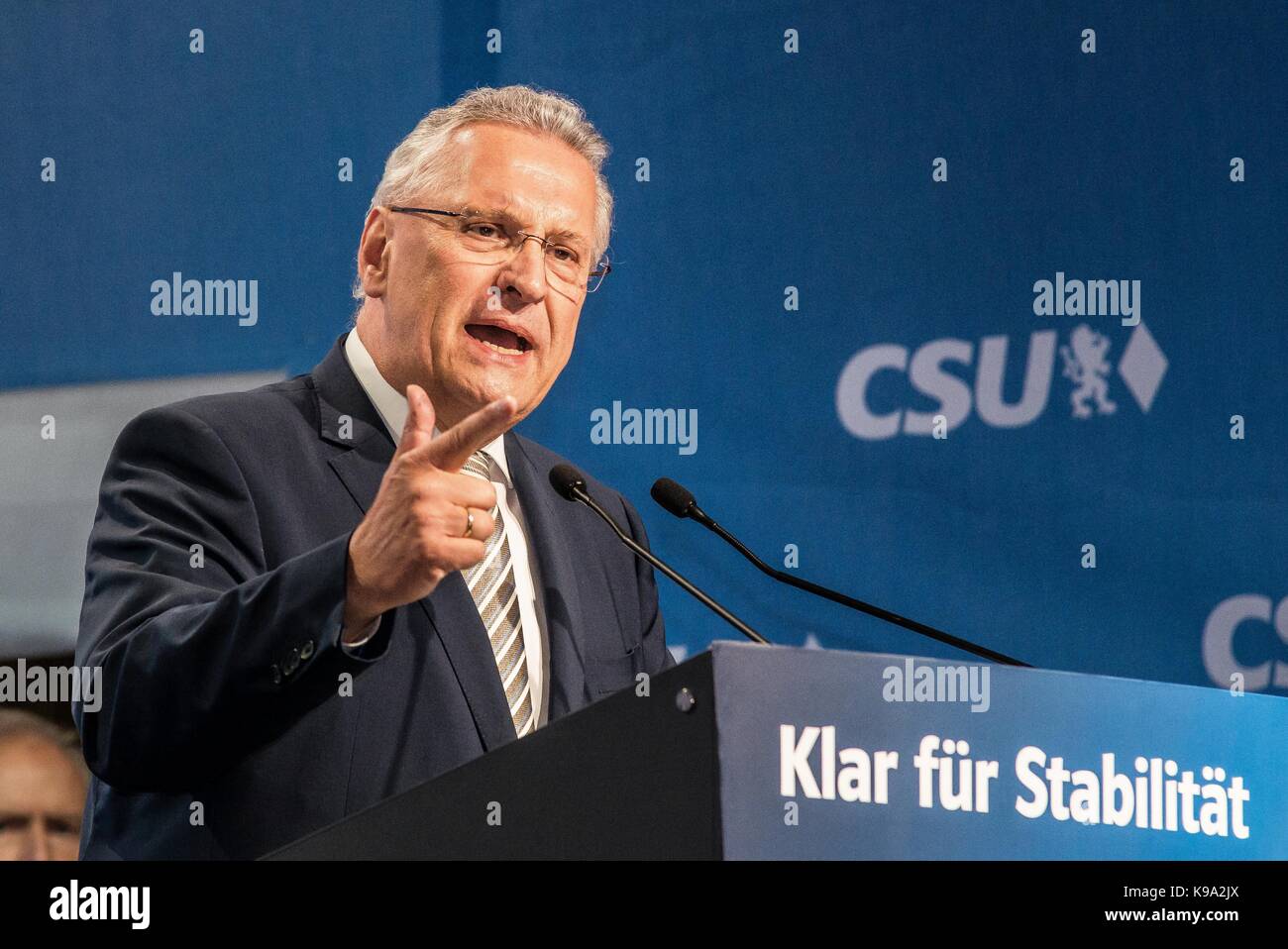 München, Bayern, Deutschland. 22 Sep, 2017. Joachim Hermann, Innenminister von Bayern. Eine optisch und akustisch erschöpft, Dr. Angela Merkel und ihrer bayerischen Schwesterpartei CSU hielt eine Last-minute-Rallye im Vorfeld der nationalen Wahlen am Sonntag an der Münchener berühmten Marienplatz entfernt. Unter den Gästen waren Ministerpräsident von Bayern und der CSU-Chef Horst Seehofer, sowie den Innenminister von Bayern Joachim Hermann. 8000 waren nach Angaben von Hermann. Es wird erwartet, dass Merkel die Chancellary durch eine gute Marge über der SPD Martin Schulz, einem ehemaligen Europäischen Parlaments beibehalten Stockfoto