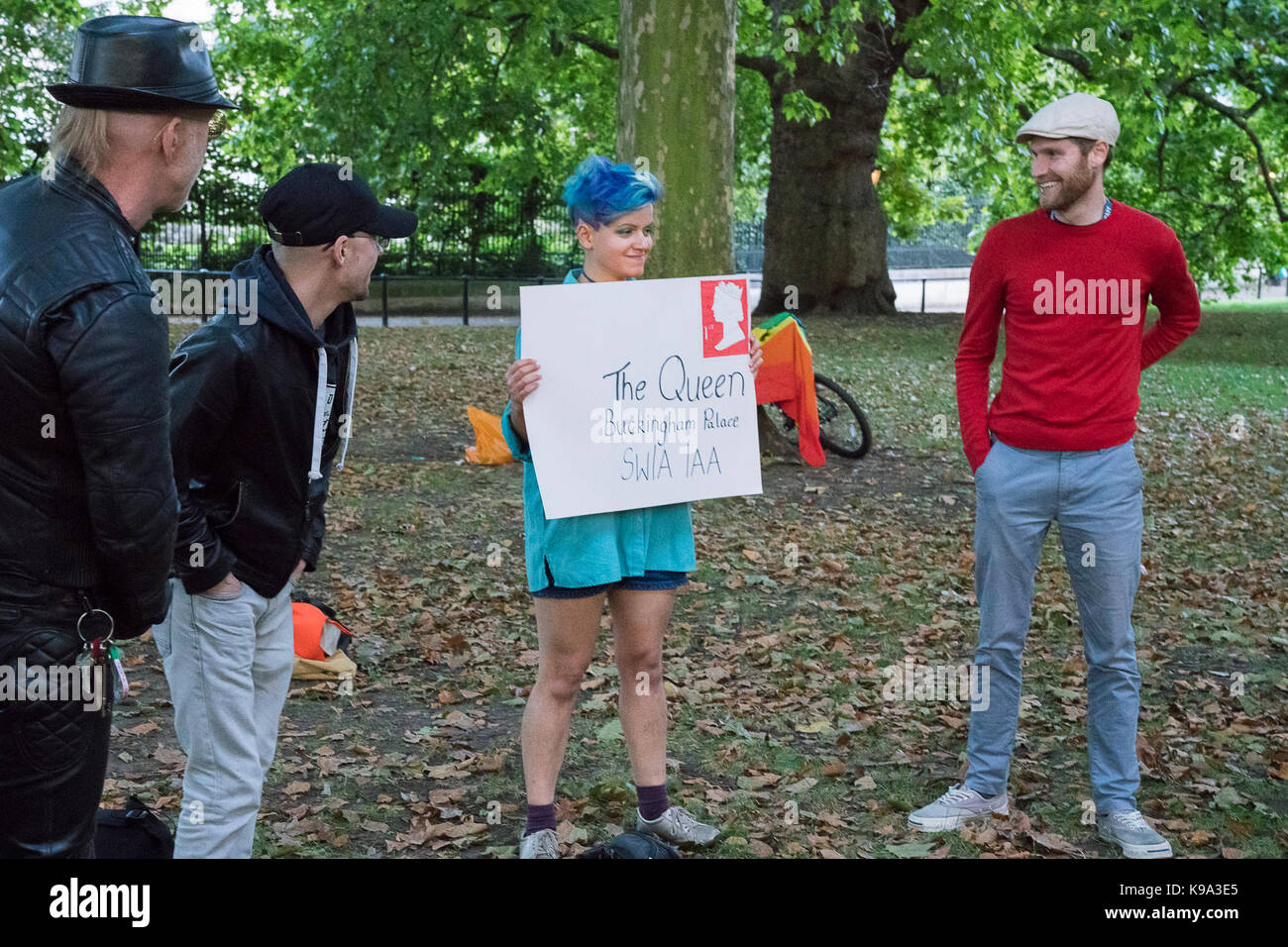 September 22, 2017, London, Vereinigtes Königreich: Die Radikale Feen von Albion und Freunde versammeln sich für ein Equinox Ritual im Green Park Baum Kreis ihre Gefühle über die globale Situation für die Queer Völker der Welt zum Ausdruck, von denen viele in den Ländern, in denen das tödliche Erbe der homophobe Gesetze durch das Britische Empire eingeführt heute noch so schrecklich leben. Sie verarbeiten von Buckingham Palace und liefern einen eindringlichen Appell und Einladung zur Königin Elizabeth II. sich über die Notlage der LGBTIQ + Leute im Commonwealth zu sprechen; das böse Erbe der homophobe Gesetzgebung bestätigen Stockfoto