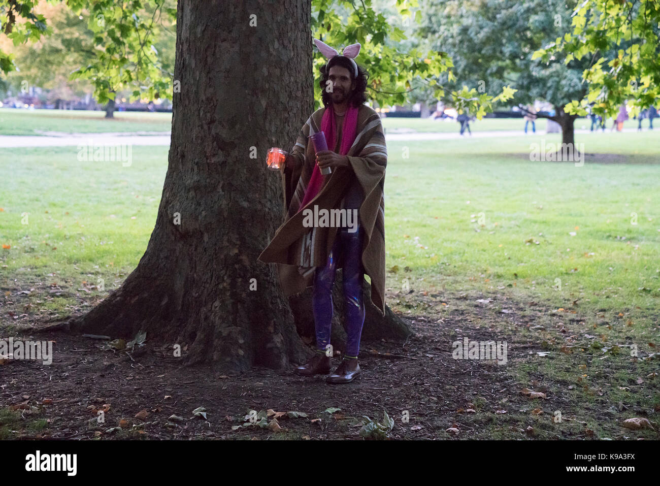 September 22, 2017, London, Vereinigtes Königreich: Die Radikale Feen von Albion und Freunde versammeln sich für ein Equinox Ritual im Green Park Baum Kreis ihre Gefühle über die globale Situation für die Queer Völker der Welt zum Ausdruck, von denen viele in den Ländern, in denen das tödliche Erbe der homophobe Gesetze durch das Britische Empire eingeführt heute noch so schrecklich leben. Sie verarbeiten von Buckingham Palace und liefern einen eindringlichen Appell und Einladung zur Königin Elizabeth II. sich über die Notlage der LGBTIQ + Leute im Commonwealth zu sprechen; das böse Erbe der homophobe Gesetzgebung bestätigen Stockfoto