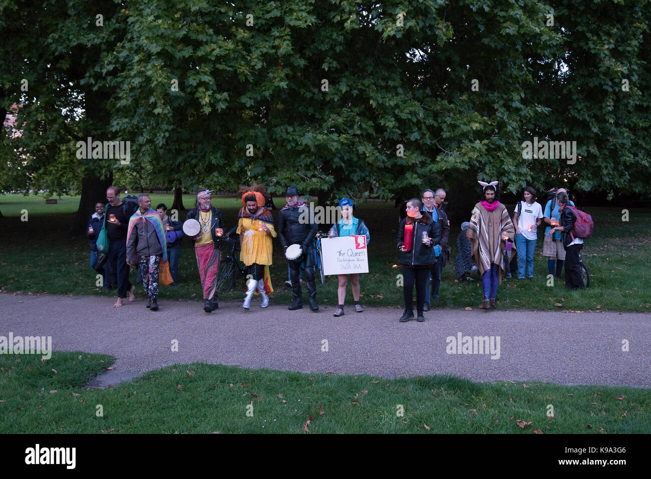 September 22, 2017, London, Vereinigtes Königreich: Die Radikale Feen von Albion und Freunde versammeln sich für ein Equinox Ritual im Green Park Baum Kreis ihre Gefühle über die globale Situation für die Queer Völker der Welt zum Ausdruck, von denen viele in den Ländern, in denen das tödliche Erbe der homophobe Gesetze durch das Britische Empire eingeführt heute noch so schrecklich leben. Sie verarbeiten von Buckingham Palace und liefern einen eindringlichen Appell und Einladung zur Königin Elizabeth II. sich über die Notlage der LGBTIQ + Leute im Commonwealth zu sprechen; das böse Erbe der homophobe Gesetzgebung bestätigen Stockfoto