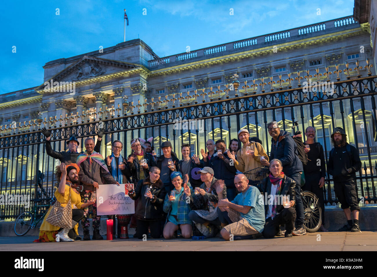 September 22, 2017, London, Vereinigtes Königreich: Die Radikale Feen von Albion und Freunde versammeln sich für ein Equinox Ritual im Green Park Baum Kreis ihre Gefühle über die globale Situation für die Queer Völker der Welt zum Ausdruck, von denen viele in den Ländern, in denen das tödliche Erbe der homophobe Gesetze durch das Britische Empire eingeführt heute noch so schrecklich leben. Sie verarbeiten von Buckingham Palace und liefern einen eindringlichen Appell und Einladung zur Königin Elizabeth II. sich über die Notlage der LGBTIQ + Leute im Commonwealth zu sprechen; das böse Erbe der homophobe Gesetzgebung bestätigen Stockfoto