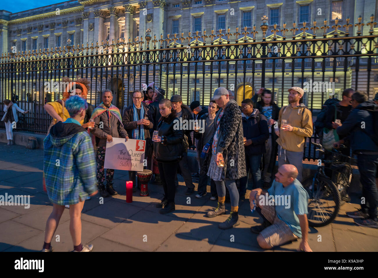 September 22, 2017, London, Vereinigtes Königreich: Die Radikale Feen von Albion und Freunde versammeln sich für ein Equinox Ritual im Green Park Baum Kreis ihre Gefühle über die globale Situation für die Queer Völker der Welt zum Ausdruck, von denen viele in den Ländern, in denen das tödliche Erbe der homophobe Gesetze durch das Britische Empire eingeführt heute noch so schrecklich leben. Sie verarbeiten von Buckingham Palace und liefern einen eindringlichen Appell und Einladung zur Königin Elizabeth II. sich über die Notlage der LGBTIQ + Leute im Commonwealth zu sprechen; das böse Erbe der homophobe Gesetzgebung bestätigen Stockfoto