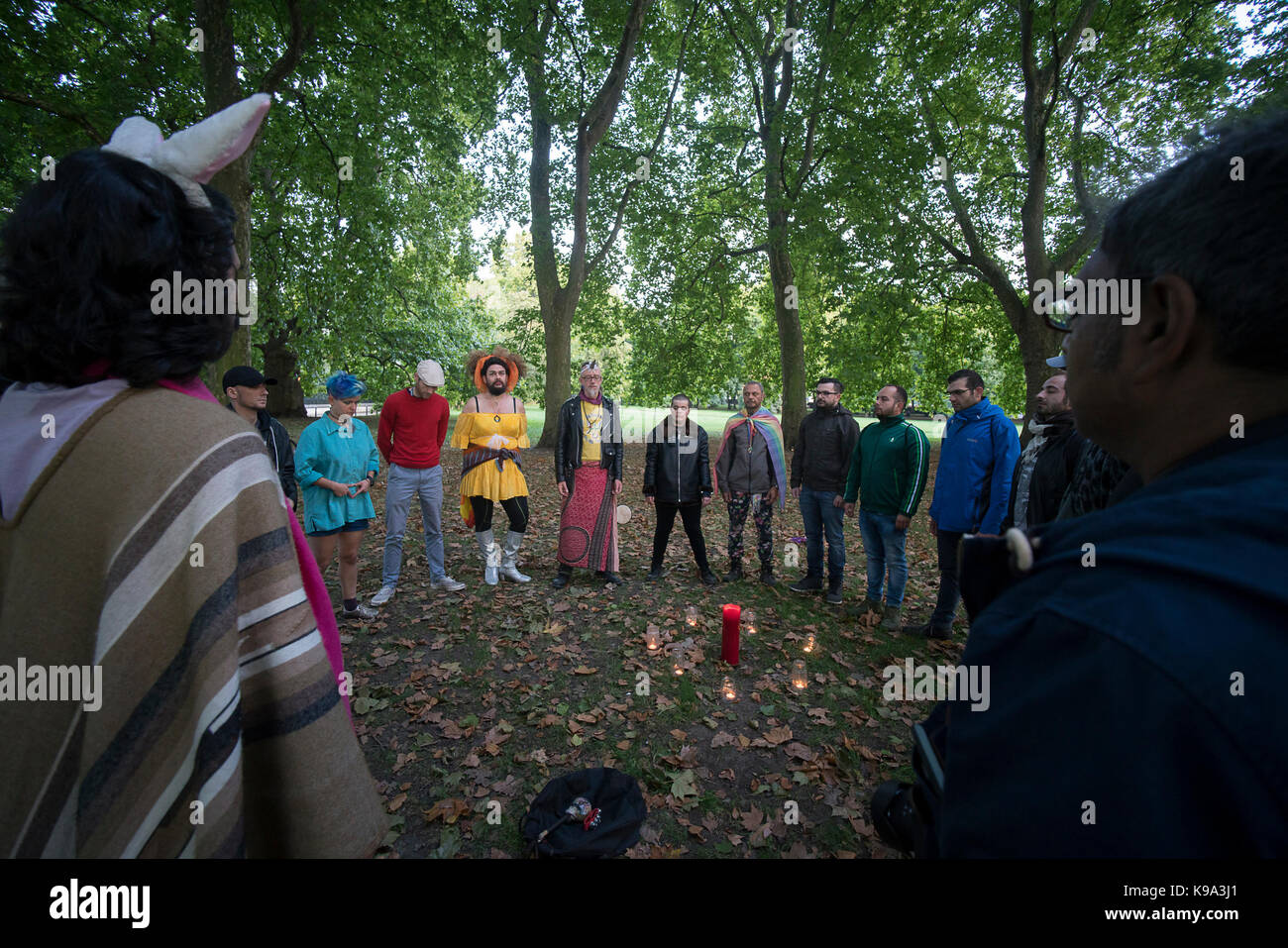 September 22, 2017, London, Vereinigtes Königreich: Die Radikale Feen von Albion und Freunde versammeln sich für ein Equinox Ritual im Green Park Baum Kreis ihre Gefühle über die globale Situation für die Queer Völker der Welt zum Ausdruck, von denen viele in den Ländern, in denen das tödliche Erbe der homophobe Gesetze durch das Britische Empire eingeführt heute noch so schrecklich leben. Sie verarbeiten von Buckingham Palace und liefern einen eindringlichen Appell und Einladung zur Königin Elizabeth II. sich über die Notlage der LGBTIQ + Leute im Commonwealth zu sprechen; das böse Erbe der homophobe Gesetzgebung bestätigen Stockfoto