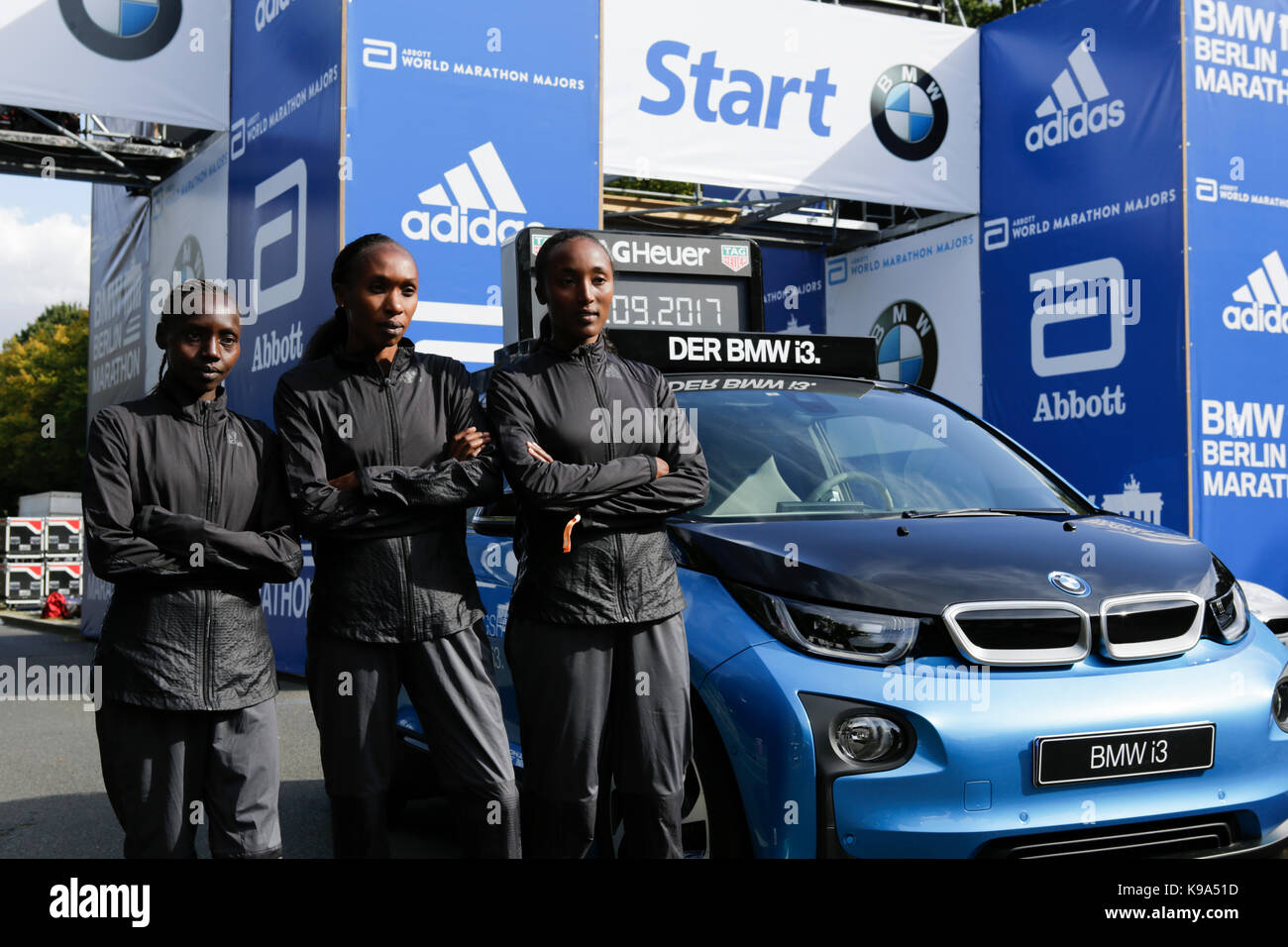 Valary Aiyabei aus Kenia, Gladys Cherono aus Kenia und Amane Beriso aus Äthiopien für die Kameras an den Start stellen. Die führenden männlichen und weiblichen Läufern zum 44. BMW Berlin Marathon sowie zwei Guinness Welten Datensätze Kandidaten für die Kameras am Start des Marathons. Stockfoto