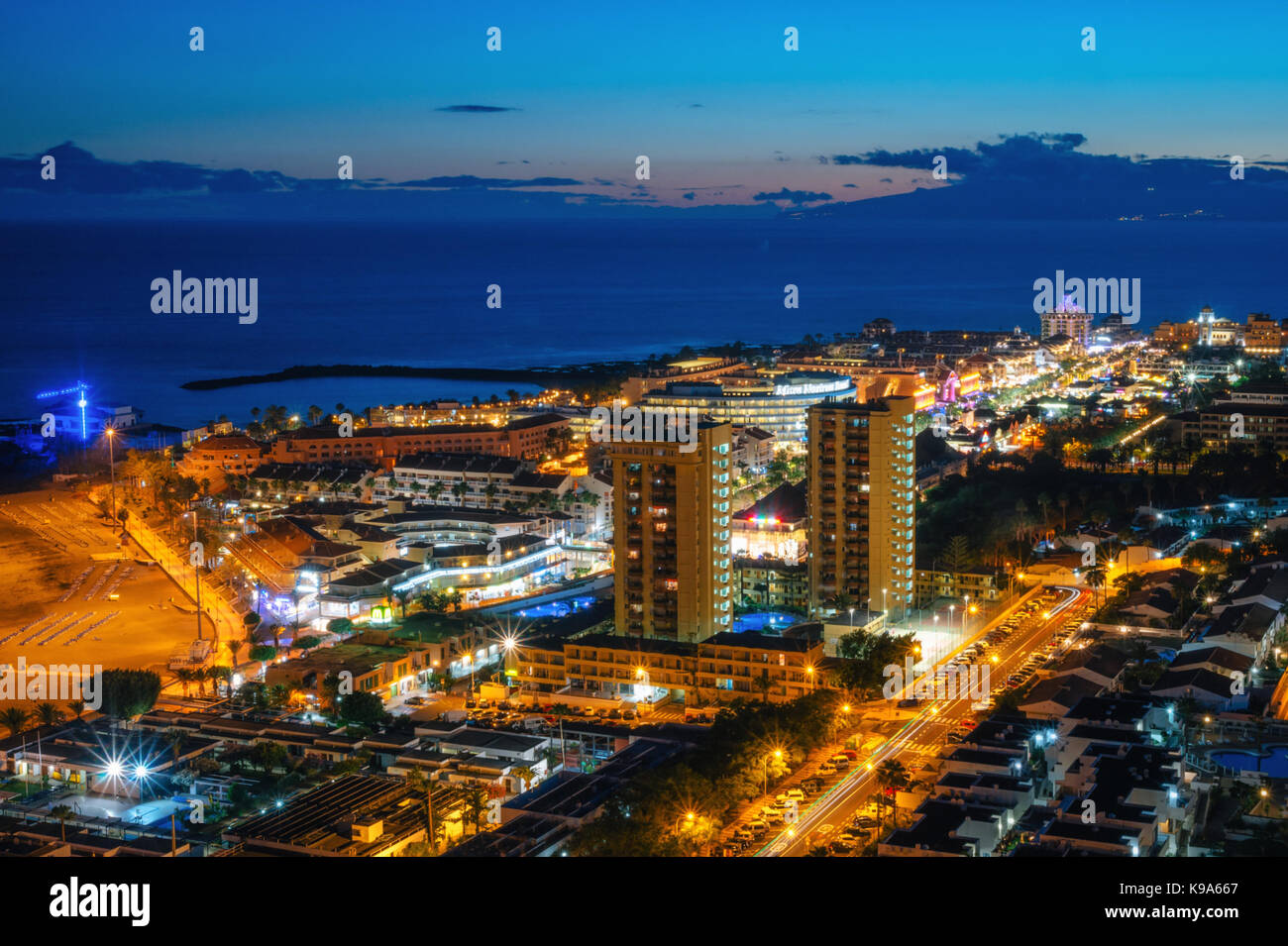 Panoramablick über die beleuchtete Las Americas bei Nacht mit Clubs, Hotels und Bars in Teneriffa, Spanien Stockfoto