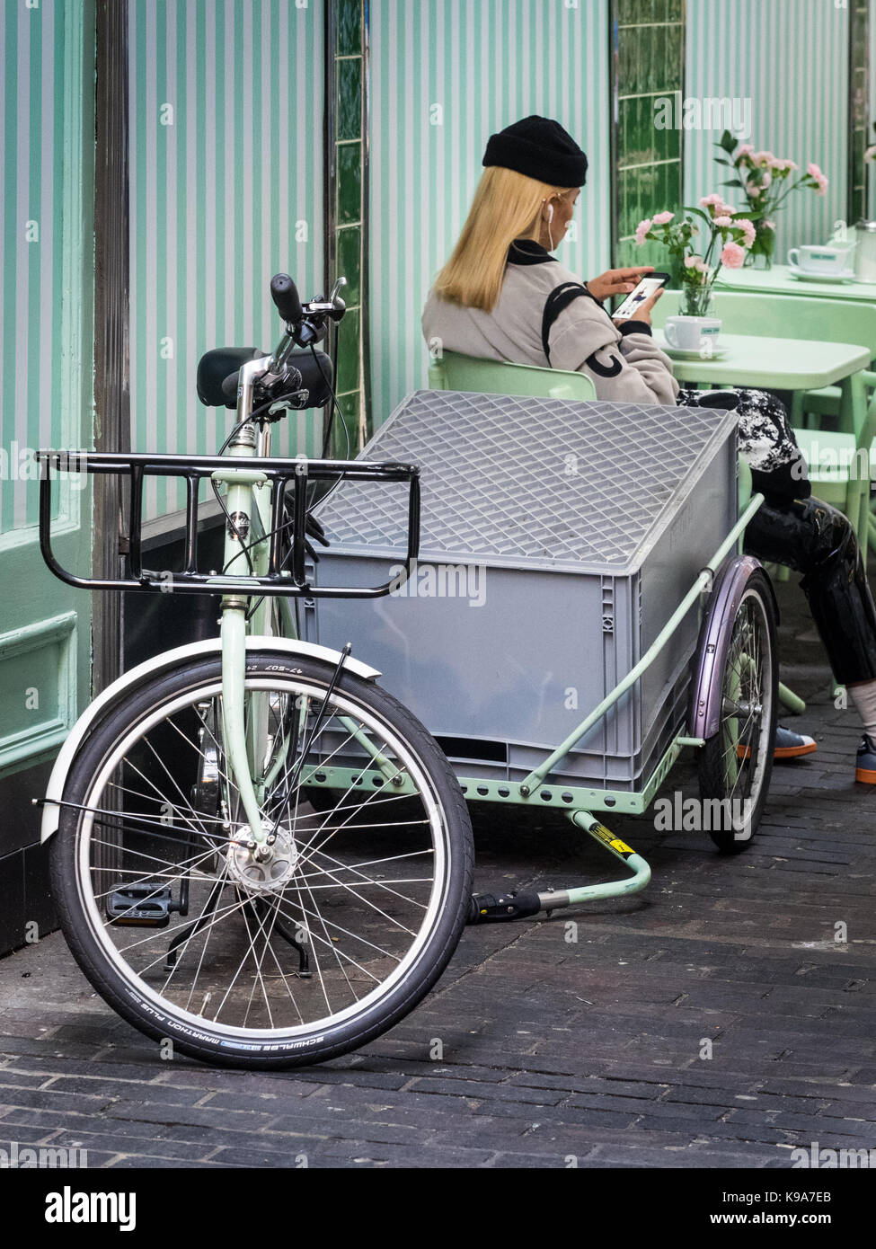 Lieferung Cargo Bike London - Außerhalb eines Delikatessen cafe in Londons Soho Entertainment District geparkt Stockfoto