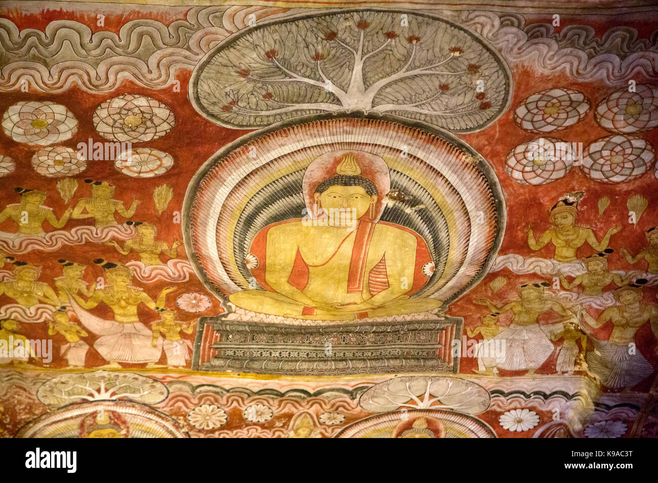 Dambulla Sri Lanka Dambulla Höhlen Tempeln - Höhle II Maharaja Viharaya Höhlenmalerei von Sitzender Buddha Meditation unter dem Bodhi-Baum Übersicht Dhyana Mudra Geste der Meditation. Stockfoto