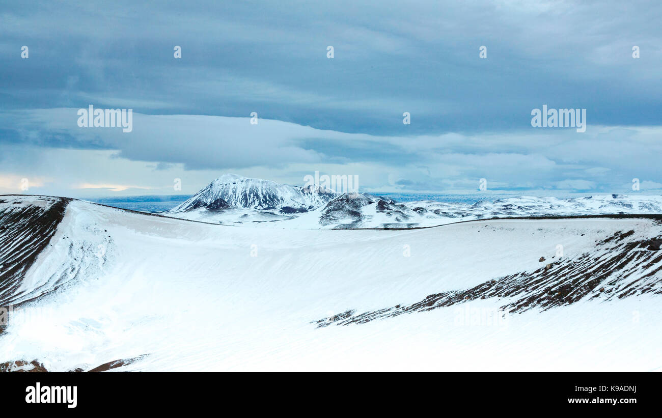 Die schroffe Abhänge der Krafla Vulkan fotografiert vom Rand des Kraters Stockfoto
