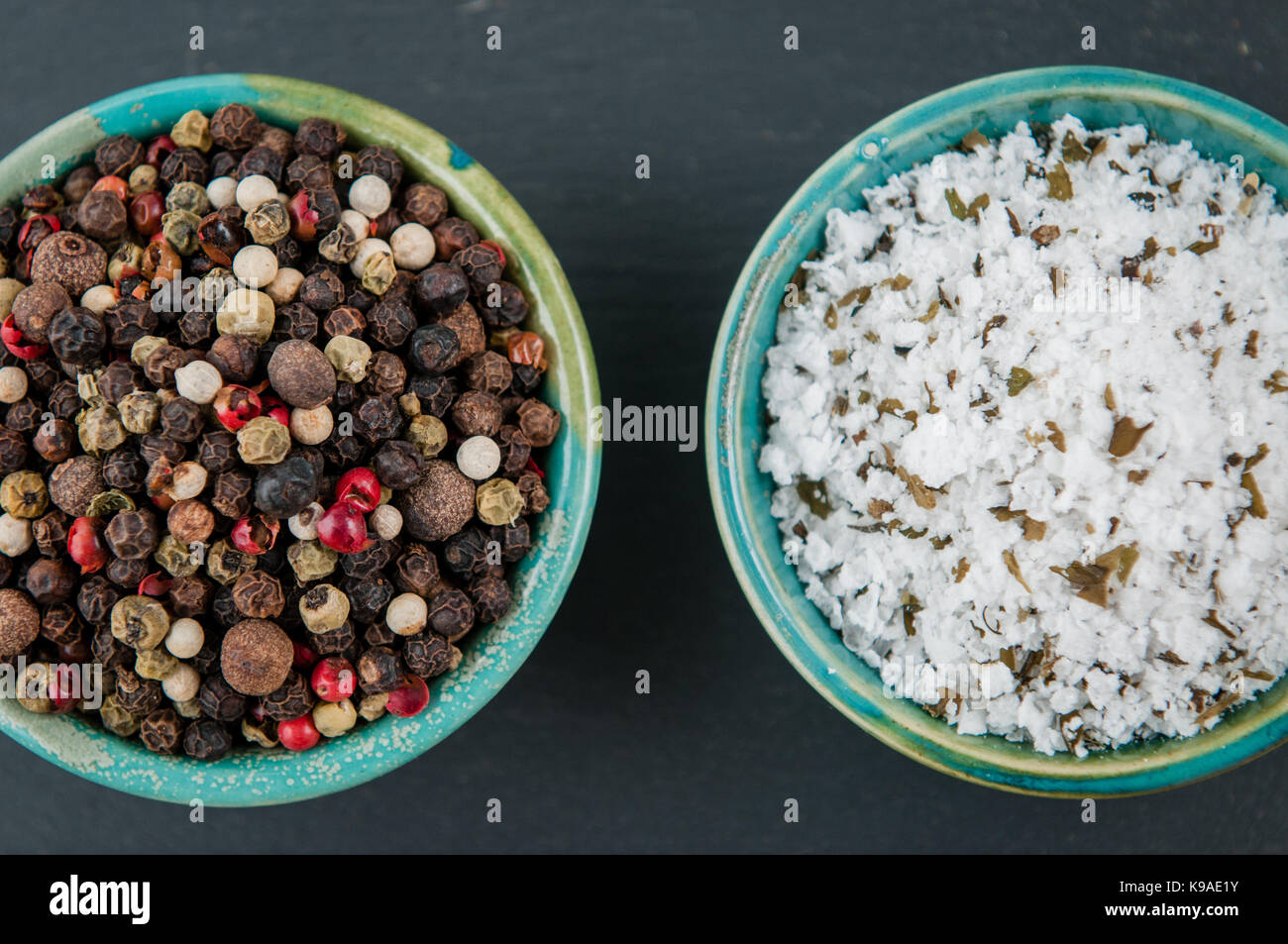 Meer Salz & Pfeffer Mais Gewürzkraut Stillleben Stockfoto