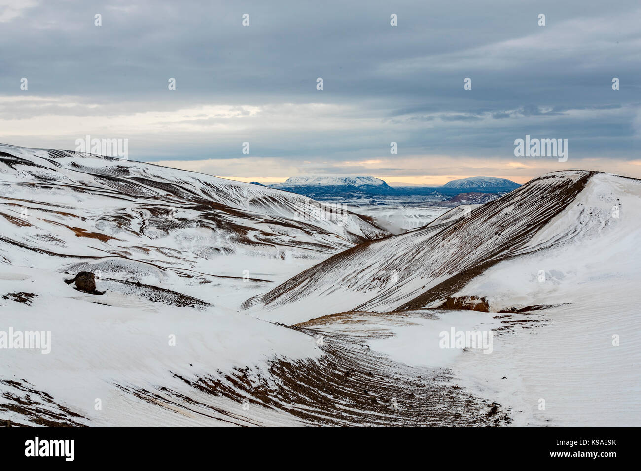 Die schroffe Abhänge der Krafla Vulkan fotografiert vom Rand des Kraters Stockfoto
