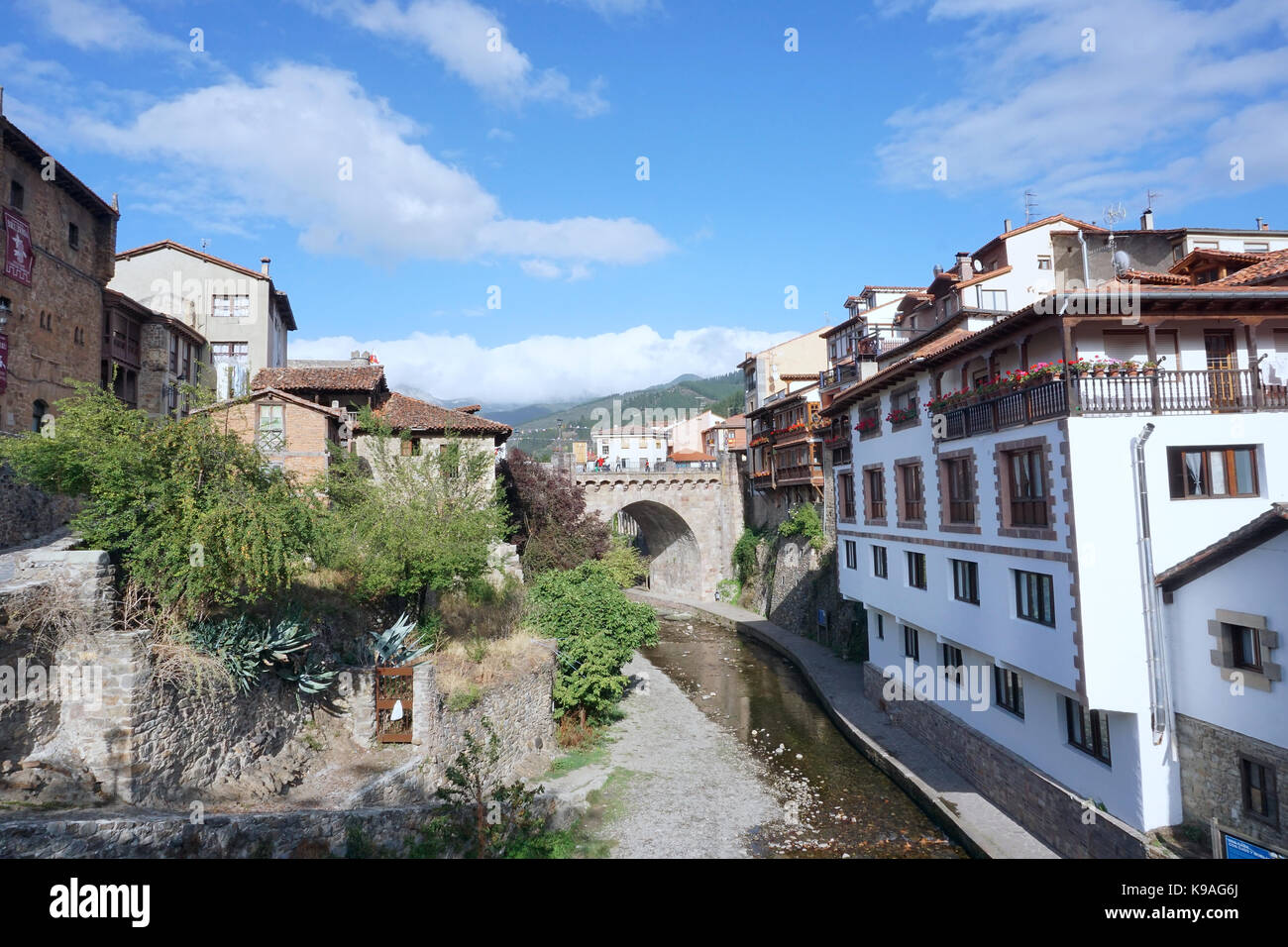 Potes. eine Gemeinde in der autonomen Gemeinschaft Kantabrien in Spanien Stockfoto