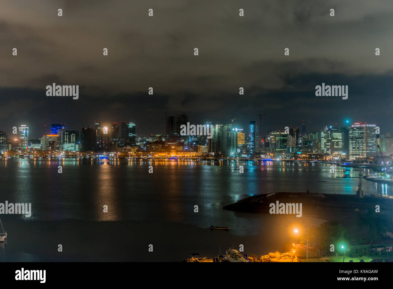 Luanda bei Nacht Stockfoto