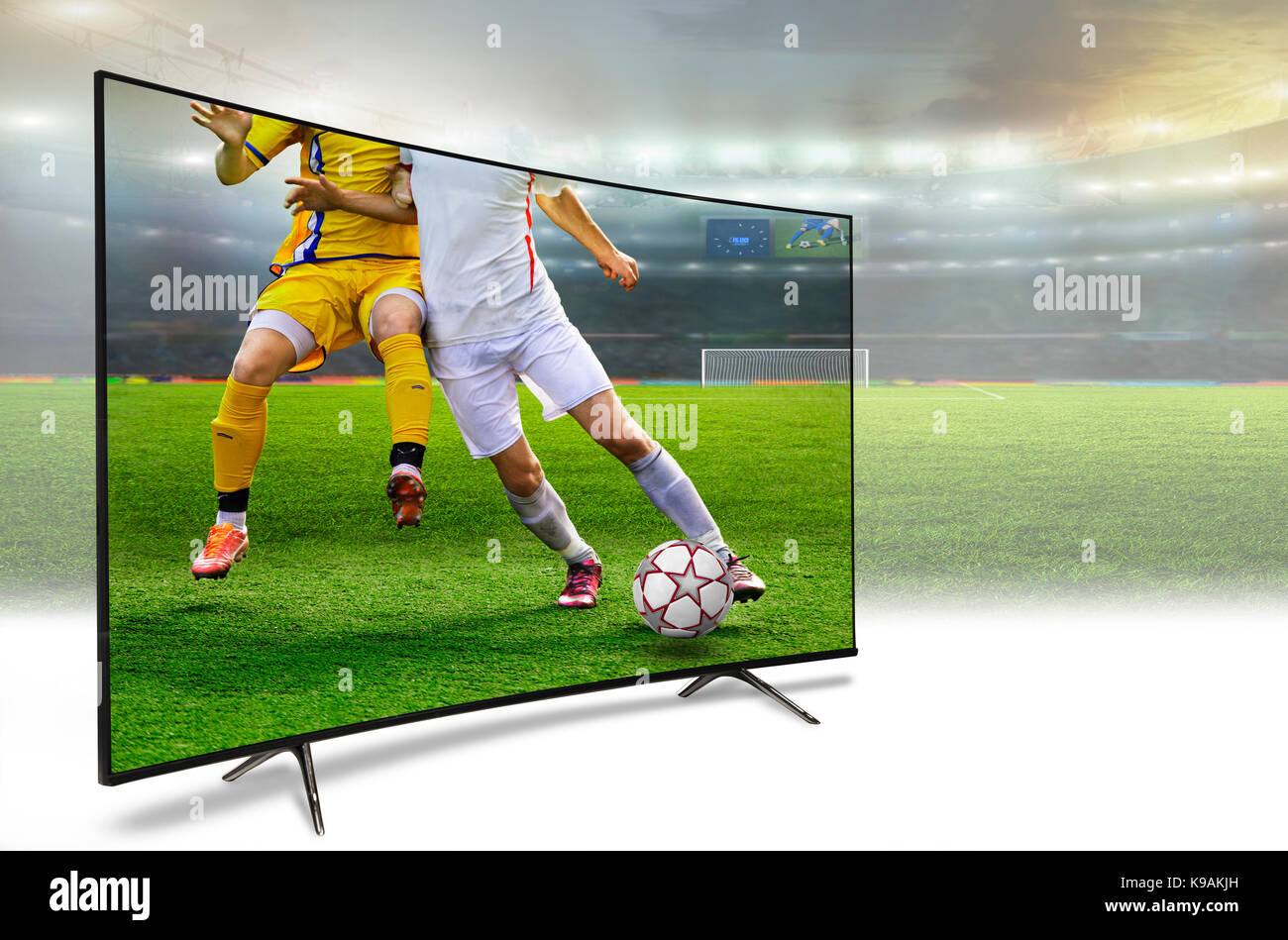 Liquid Crystal Monitor auf dem Hintergrund des Stadions sendet das Match am Abend Zeit der Weltmeisterschaft 2018 Stockfoto