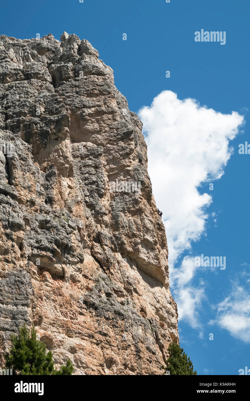 Die Dolomiten, Norditalien. Bergsteiger auf einer der riesigen Türme der Cinque Torri Stockfoto