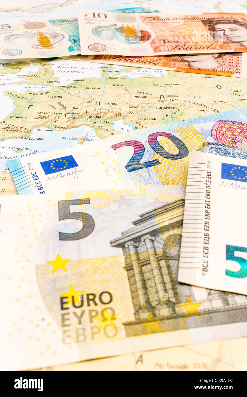 Europa. Karte von Europa mit 5 und 20 Euro und Britischen £ 5 und £ 10 Banknoten auf der Oberseite. Karte zeigt, Frankreich, Deutschland, Dänemark und anderen Ländern. Stockfoto