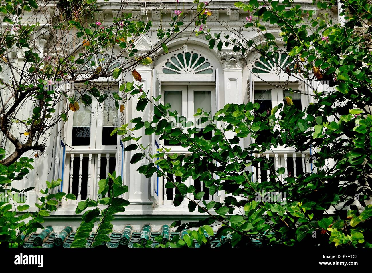 Traditionelle Singapur shop Haus außen mit Bogenfenstern und hölzerne Lamellenfensterläden im historischen Duxton Bezirk. Stockfoto