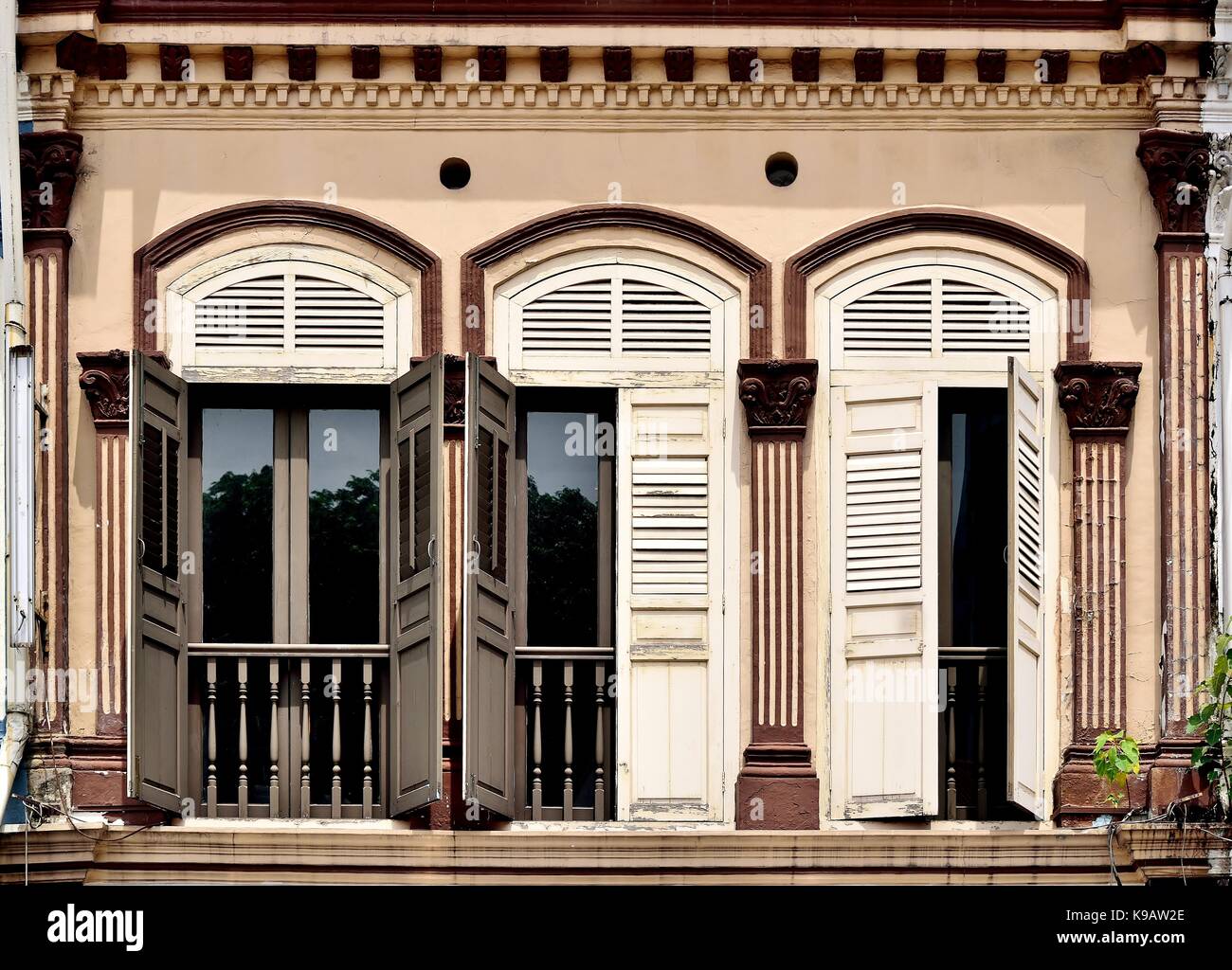 Traditionelle Singapur shop Haus außen mit Bogenfenstern und weiße hölzerne Lamellenfensterläden im historischen Duxton Bezirk. Stockfoto