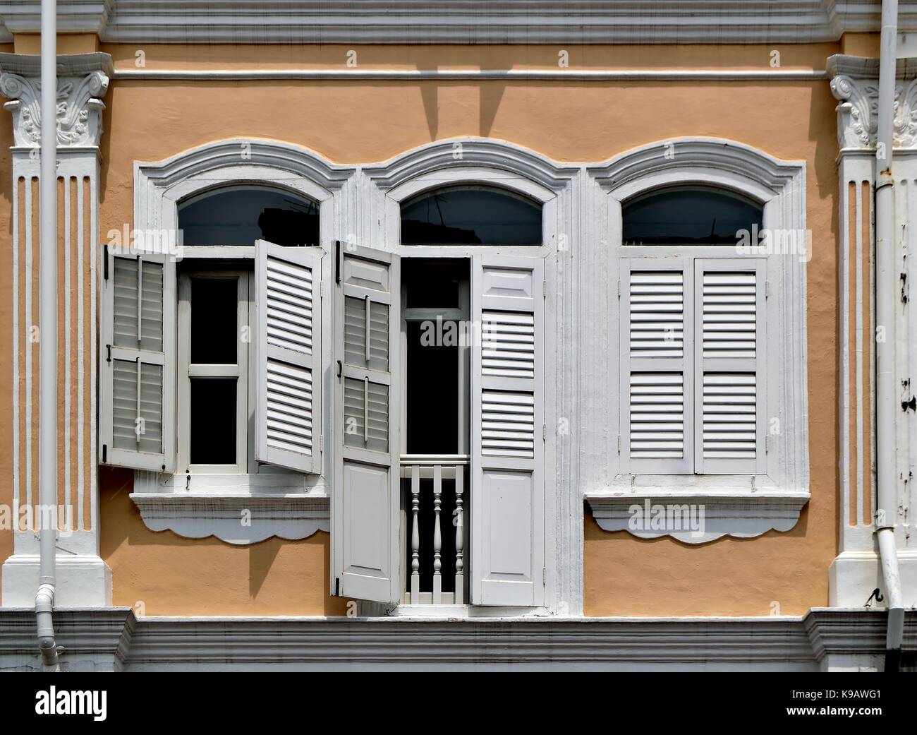 Traditionelle Singapur shop Haus außen mit Bogenfenstern beige Fassade und weiße hölzerne Lamellenfensterläden im historischen Duxton Bezirk. Stockfoto