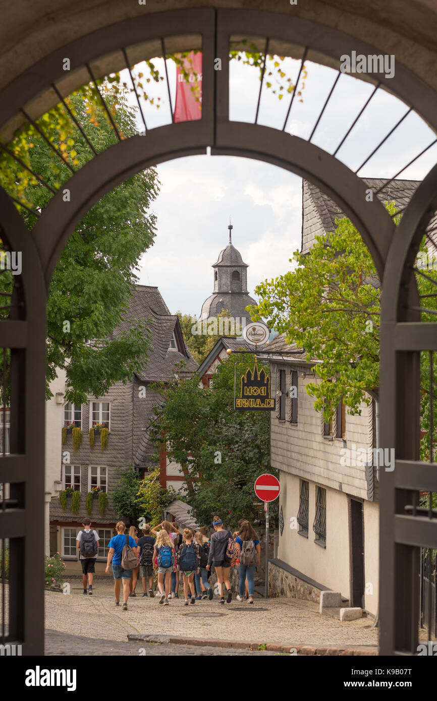 Gruppe von Schulkindern zu Fuß Limberg Altstadt, in Deutschland, in Europa. Stockfoto