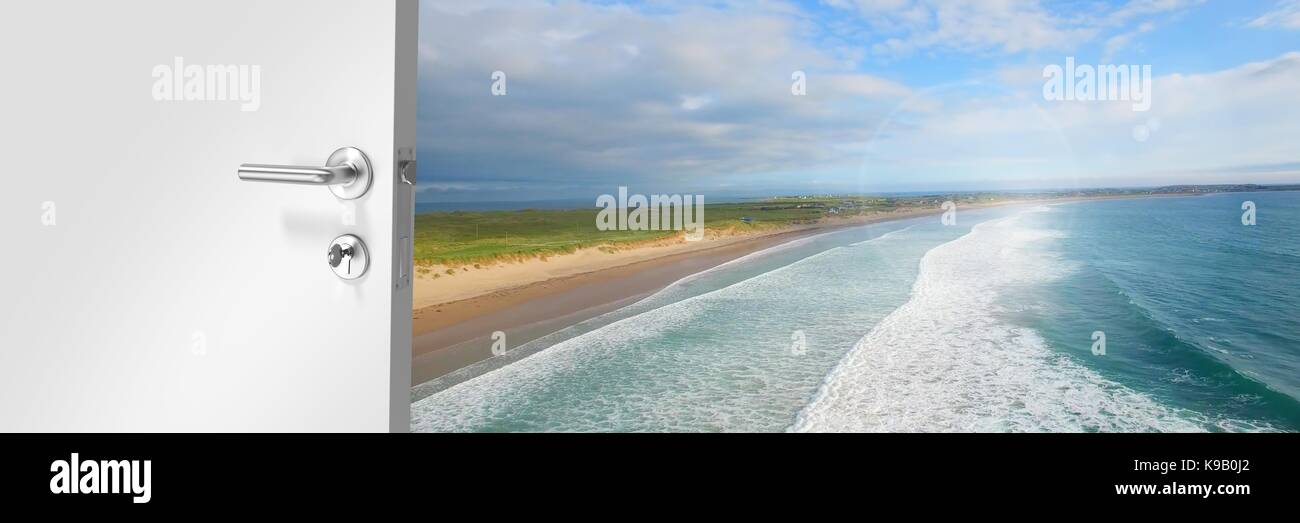 Digital composite der Türöffnung auf Strand Stockfoto