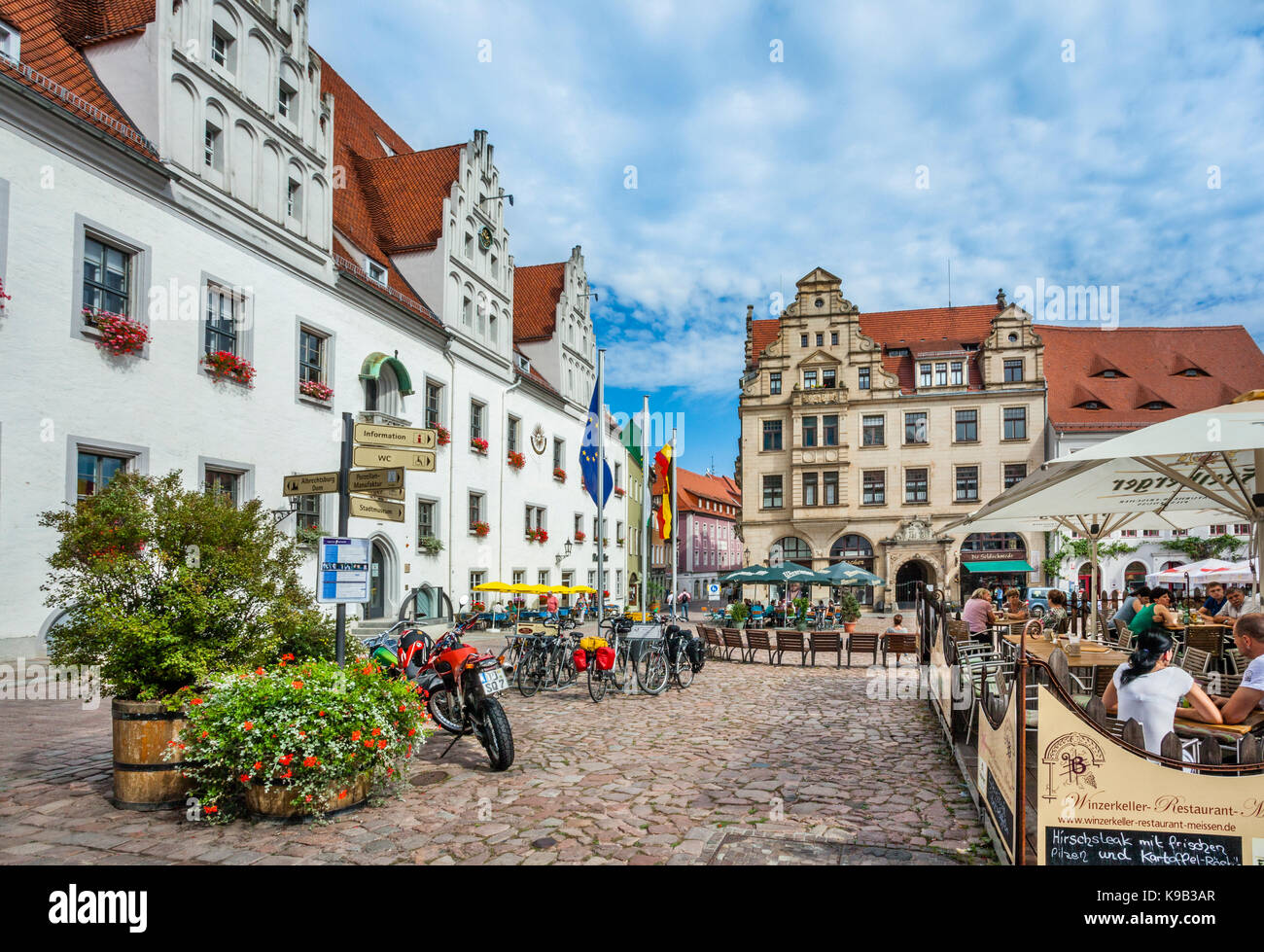 Deutschland, Sachsen, Meißen, Open-Air-Restaurants auf dem Marktplatz am Rathaus Stockfoto