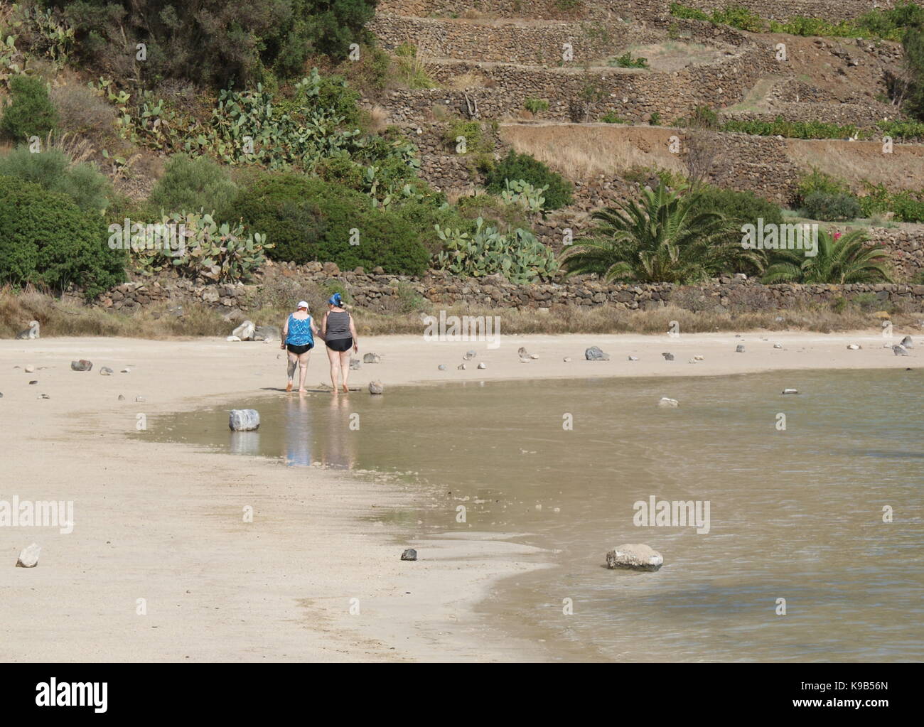 Zwei Frauen wandern entlang den Ufern des Sees Specchio di Venere, Pantelleria, Italien Stockfoto