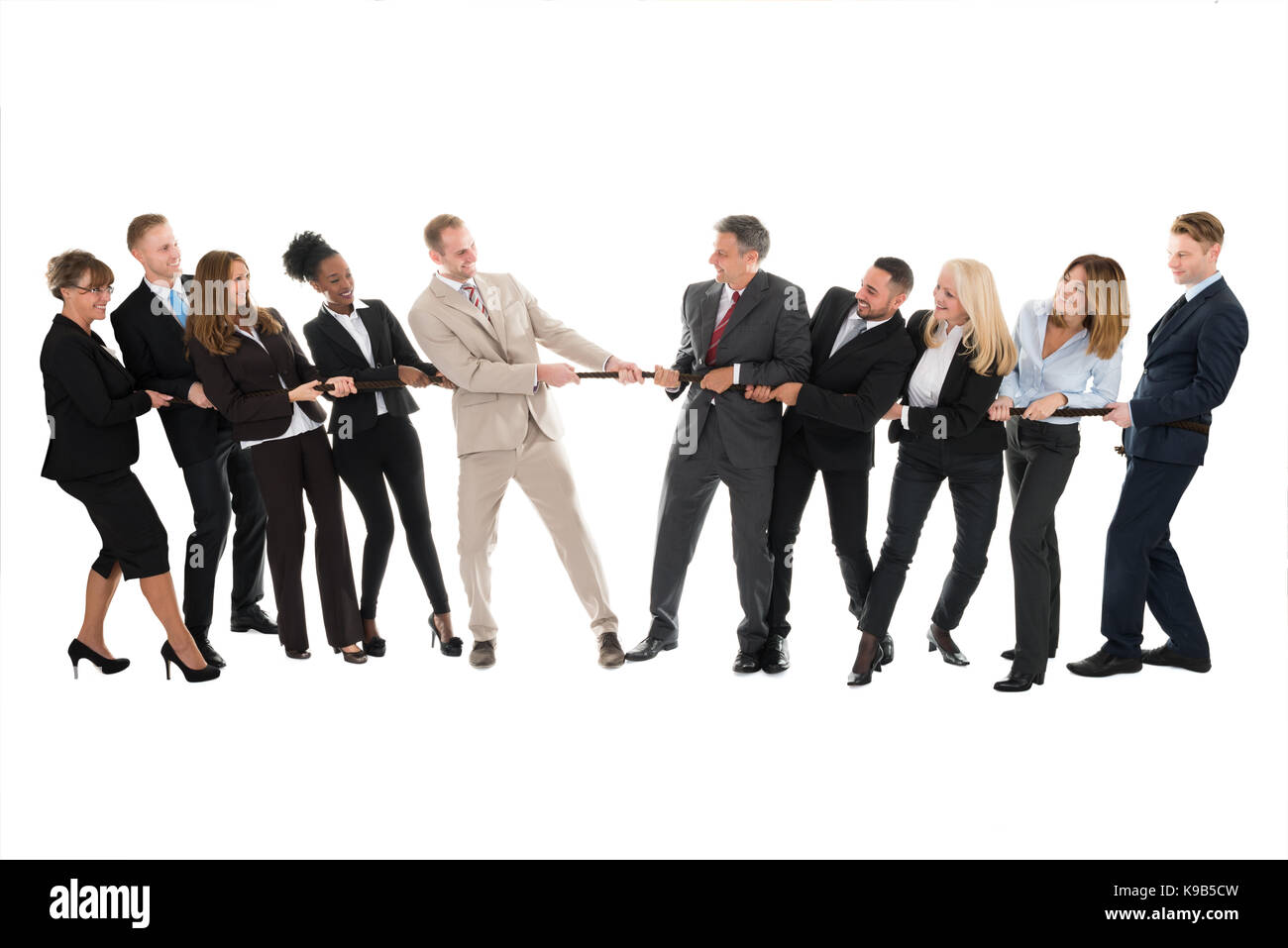 Volle Länge des multi-ethnische Business Teams spielen Tauziehen gegen den weißen Hintergrund Stockfoto