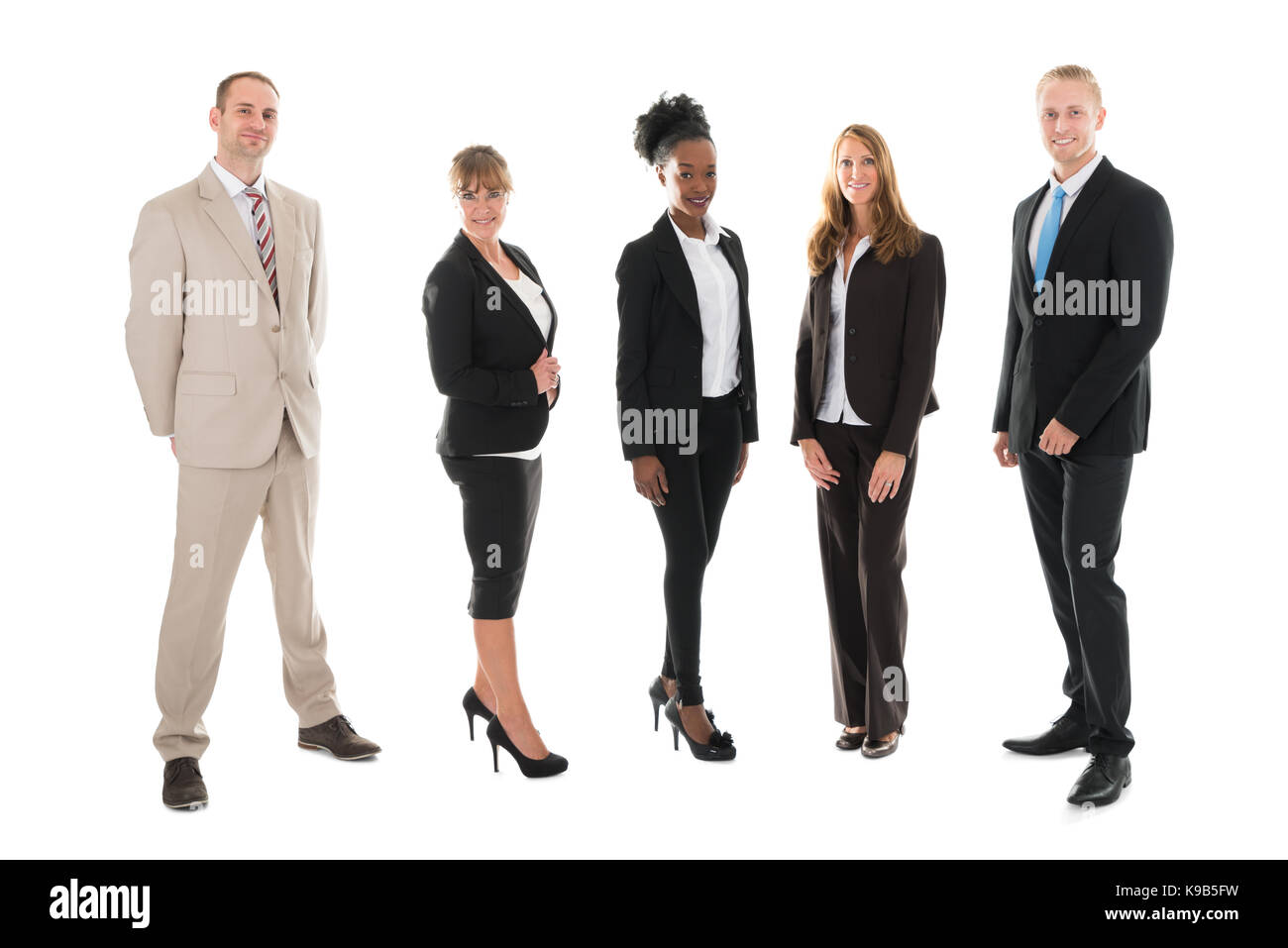 In voller Länge Portrait von zuversichtlich Business Team stehen auf weißen Hintergrund Stockfoto