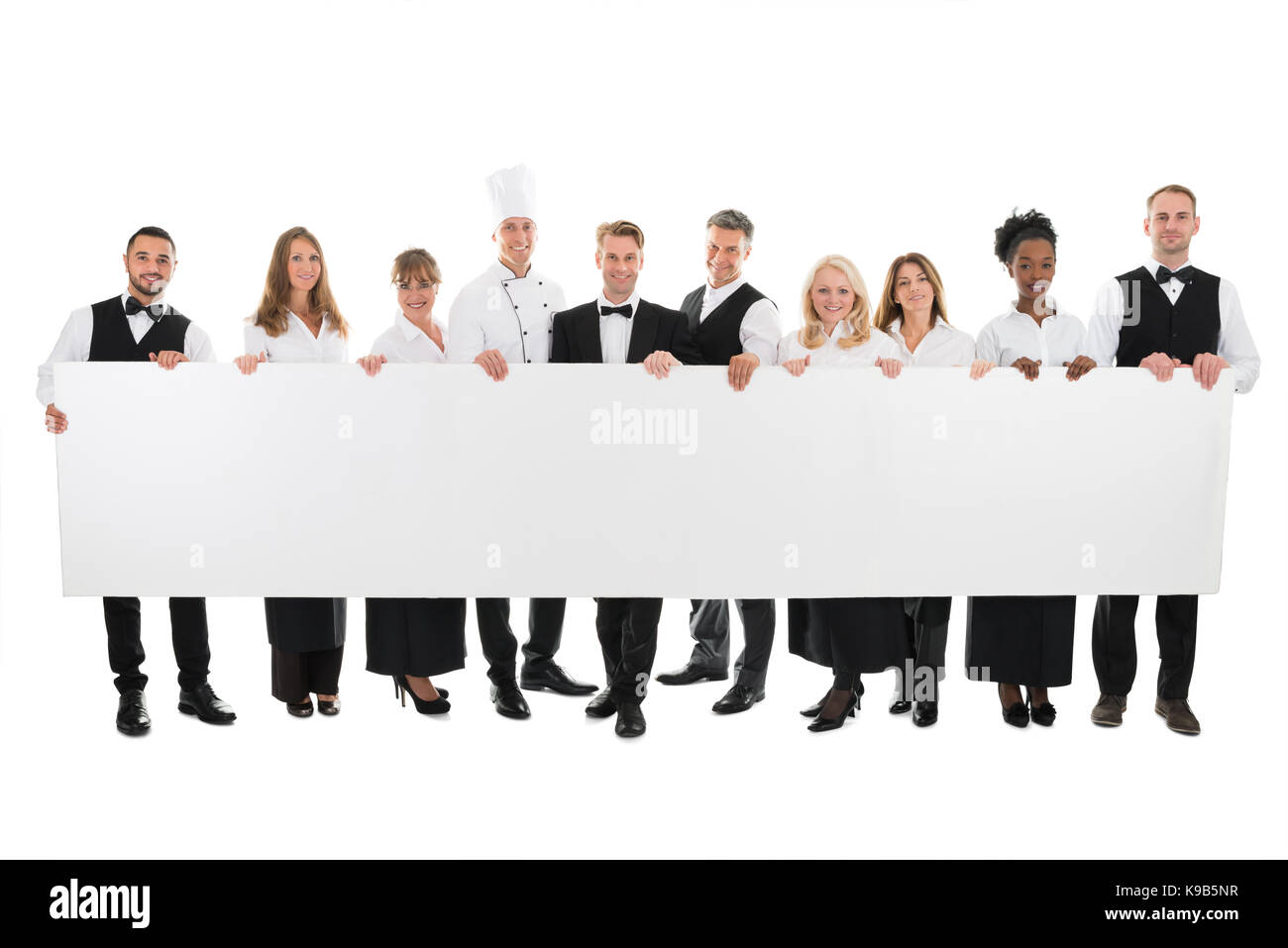 Portrait von zuversichtlich, das Personal im Restaurant Holding leere Plakatwand vor weißem Hintergrund Stockfoto