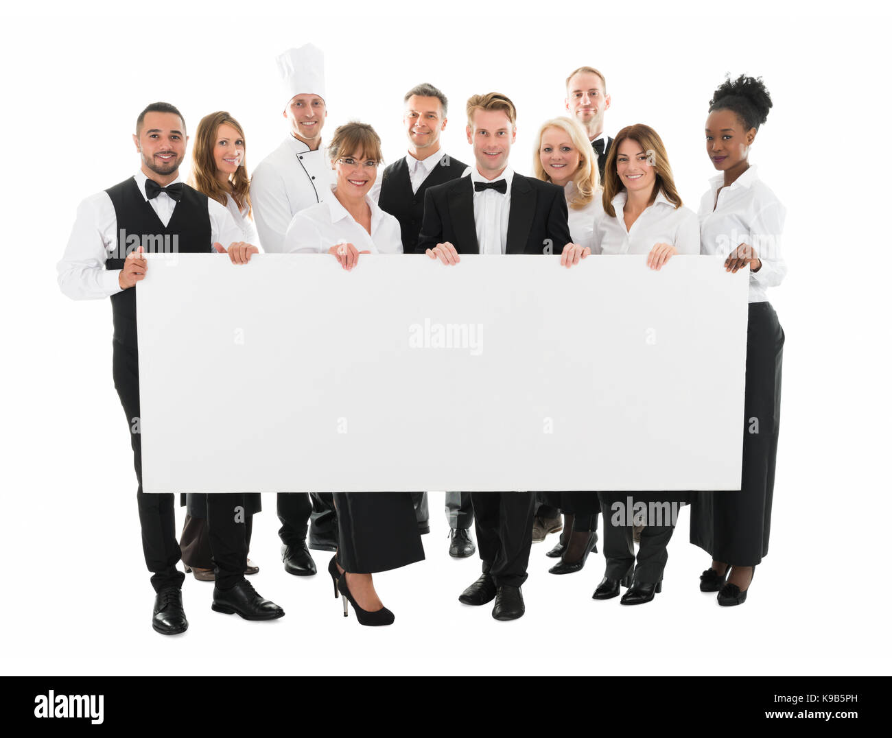 Portrait von zuversichtlich, das Personal im Restaurant Holding leere Plakatwand vor weißem Hintergrund Stockfoto