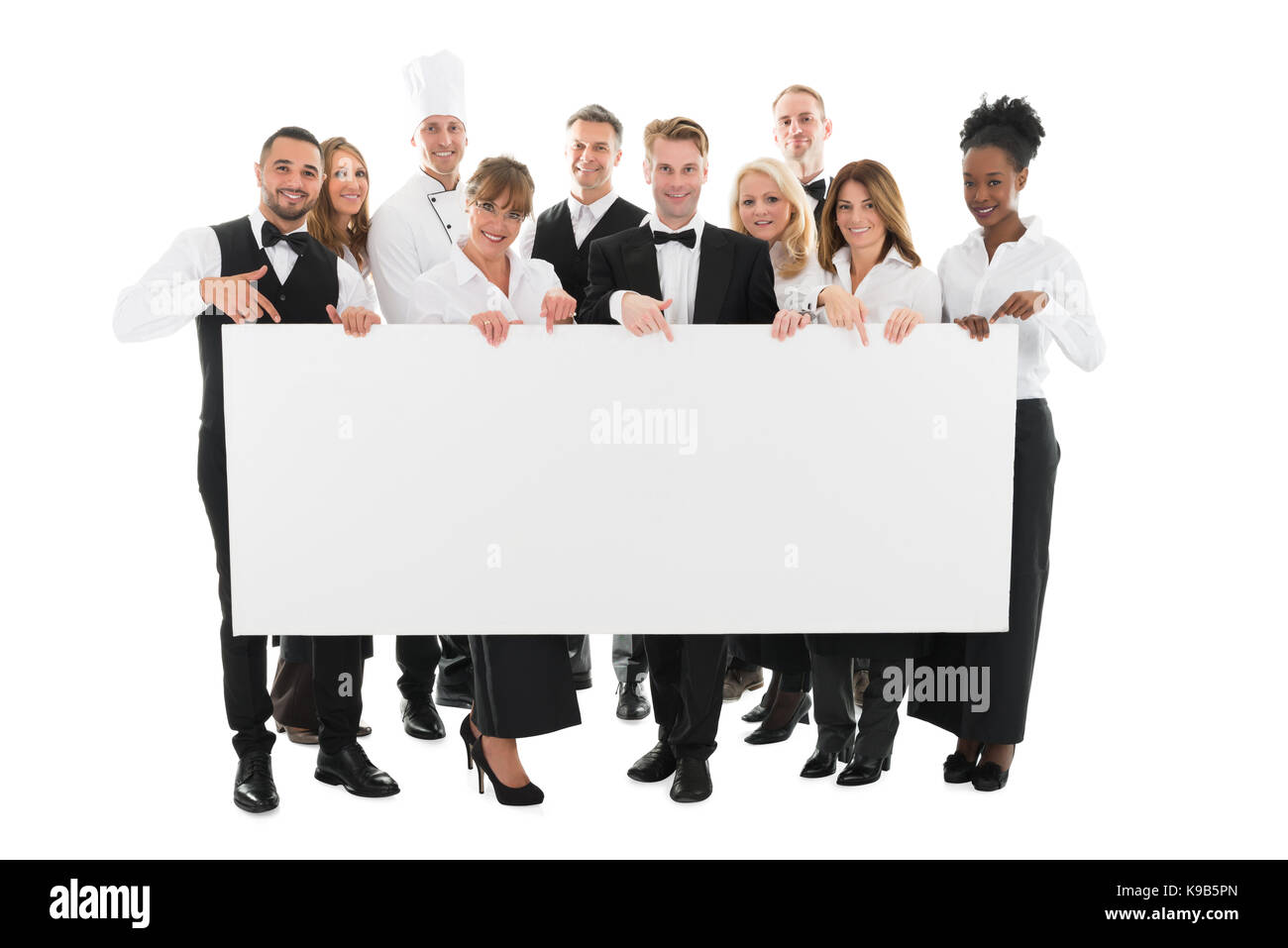 Portrait von zuversichtlich, das Personal im Restaurant Holding leere Plakatwand vor weißem Hintergrund Stockfoto