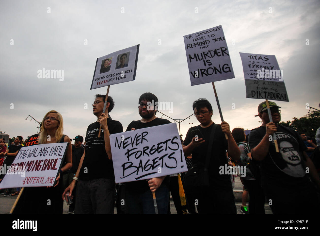 Aktivisten halten Slogans auf einer Kundgebung zum Gedenken an den 45. Jahrestag der Erklärung des Kriegsrechts in Manila, Philippinen, 21. September 2017. Ursache-orientierten Gruppen fanden Demonstrationen in verschiedenen Teilen der Philippinen am 45. Jahrestag der Erklärung des Kriegsrechts im Land autoritäre Tendenzen philippinischen Präsidenten Rodrigo Duterte, sowie die außergerichtlichen Tötungen durch seiner Regierung so genannte "Krieg gegen die Drogen geführt, um zu protestieren." (Foto von Richard James M. Mendoza/Pacific Press) Stockfoto