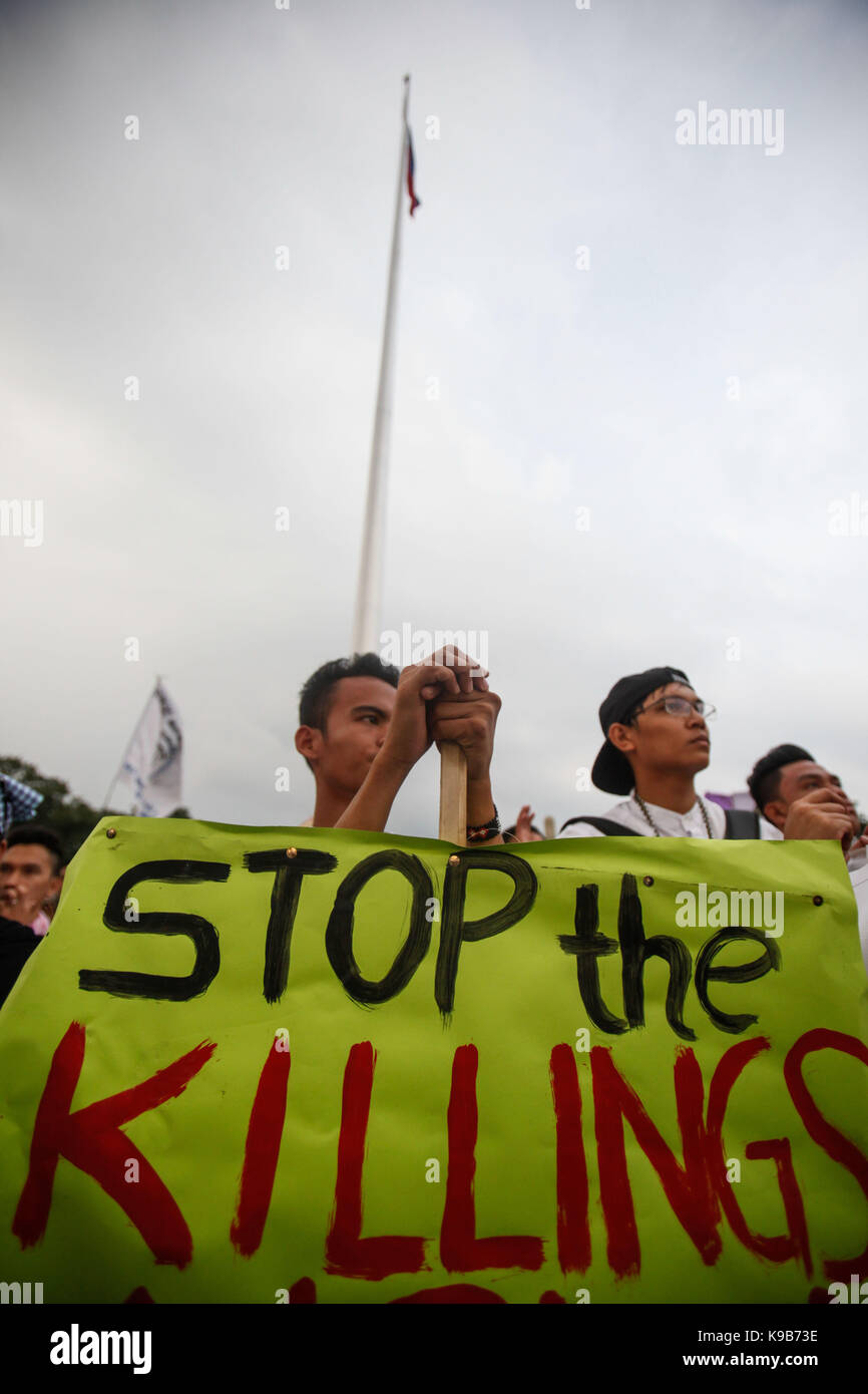 Ein Aktivist hält ein Plakat auf einer Kundgebung zum Gedenken an den 45. Jahrestag der Erklärung des Kriegsrechts in Manila, Philippinen, 21. September 2017. Ursache-orientierten Gruppen fanden Demonstrationen in verschiedenen Teilen der Philippinen am 45. Jahrestag der Erklärung des Kriegsrechts im Land autoritäre Tendenzen philippinischen Präsidenten Rodrigo Duterte, sowie die außergerichtlichen Tötungen durch seiner Regierung so genannte "Krieg gegen die Drogen geführt, um zu protestieren." (Foto von Richard James M. Mendoza/Pacific Press) Stockfoto