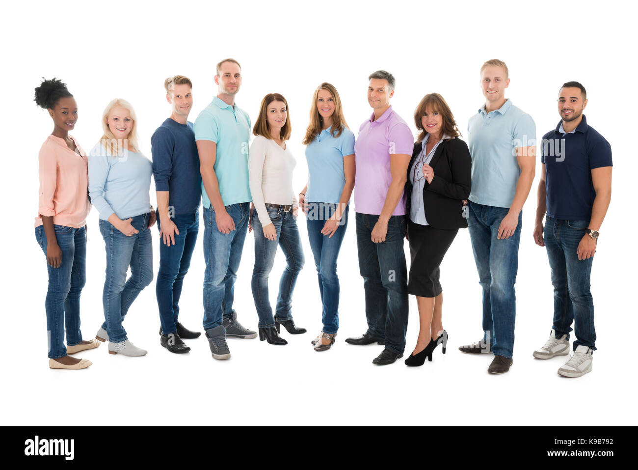 Volle Länge Portrait von Creative Business Menschen gemeinsam gegen den weißen Hintergrund stehen Stockfoto
