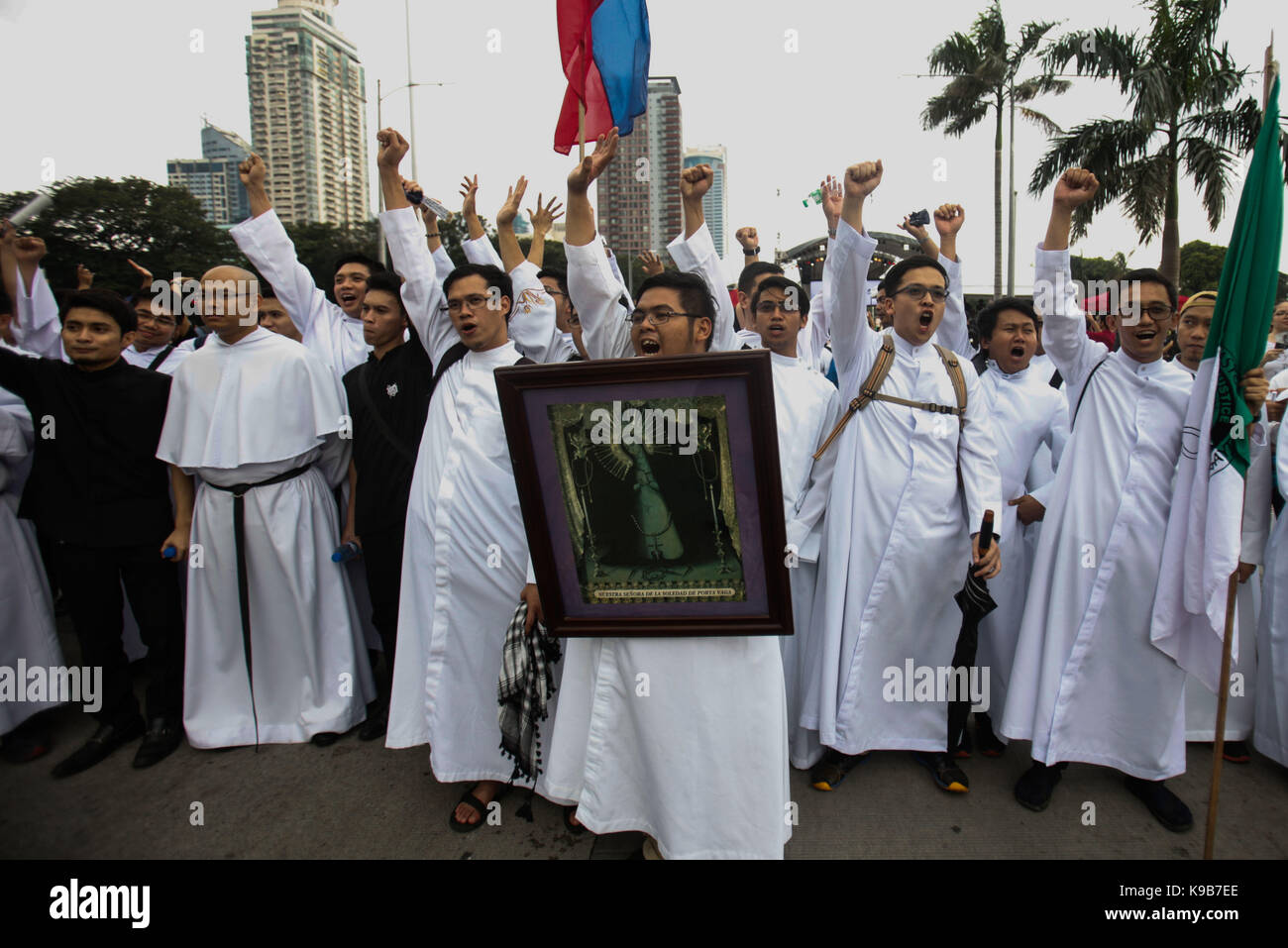 Die seminaristen Heben geballten Fäuste auf einer Kundgebung zum Gedenken an den 45. Jahrestag der Erklärung des Kriegsrechts in Manila, Philippinen, 21. September 2017. Ursache-orientierten Gruppen fanden Demonstrationen in verschiedenen Teilen der Philippinen am 45. Jahrestag der Erklärung des Kriegsrechts im Land autoritäre Tendenzen philippinischen Präsidenten Rodrigo Duterte, sowie die außergerichtlichen Tötungen durch seiner Regierung so genannte "Krieg gegen die Drogen geführt, um zu protestieren." (Foto von Richard James M. Mendoza/Pacific Press) Stockfoto